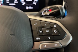 punainen Volkswagen Passat 2025 kuva 12.