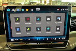 punainen Volkswagen Passat 2025 kuva 14.