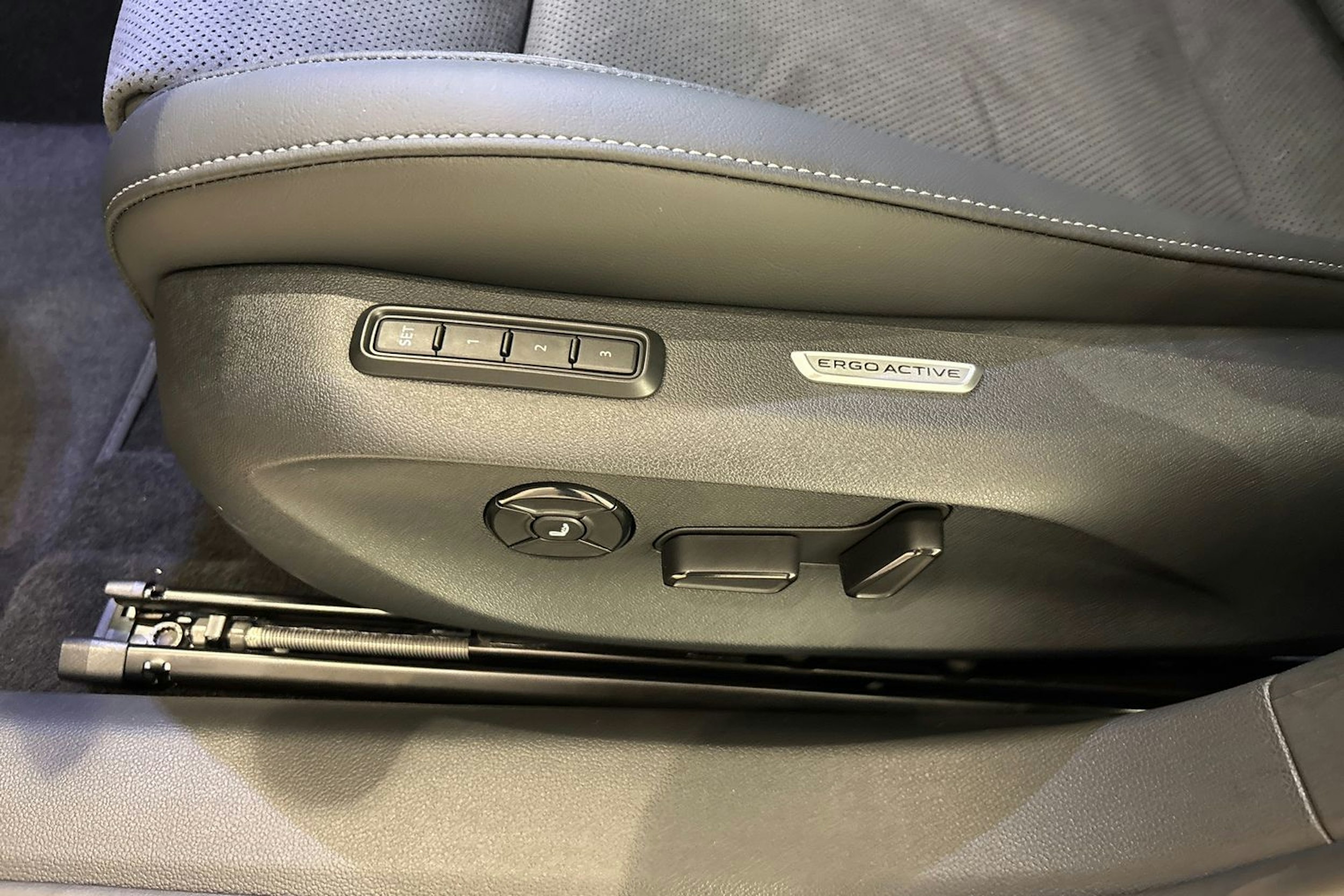 punainen Volkswagen Passat 2025 kuva 17.
