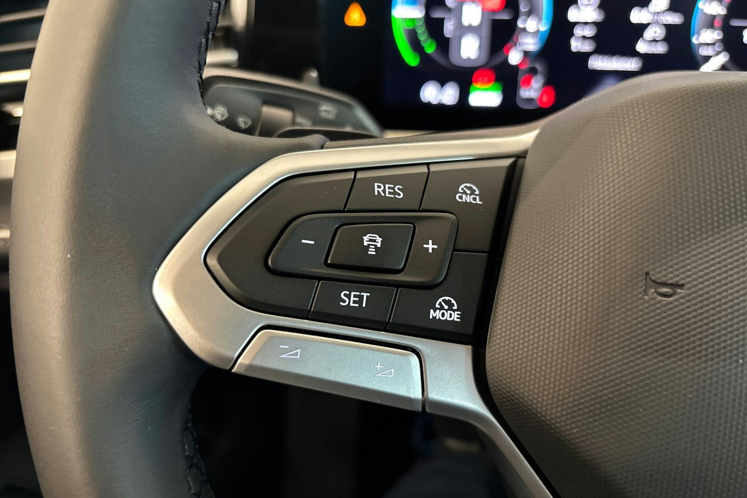 punainen Volkswagen Passat 2025 kuva 18.
