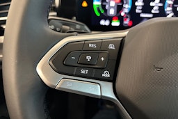 punainen Volkswagen Passat 2025 kuva 18.
