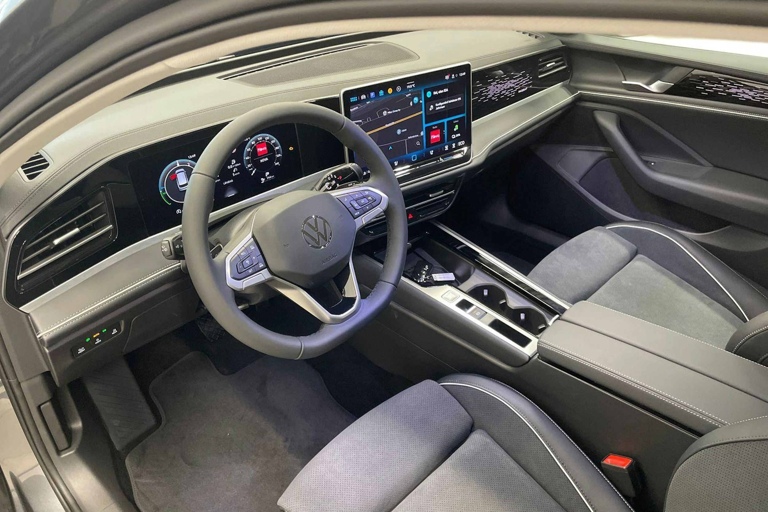 harmaa Volkswagen Passat 2025 kuva 6.