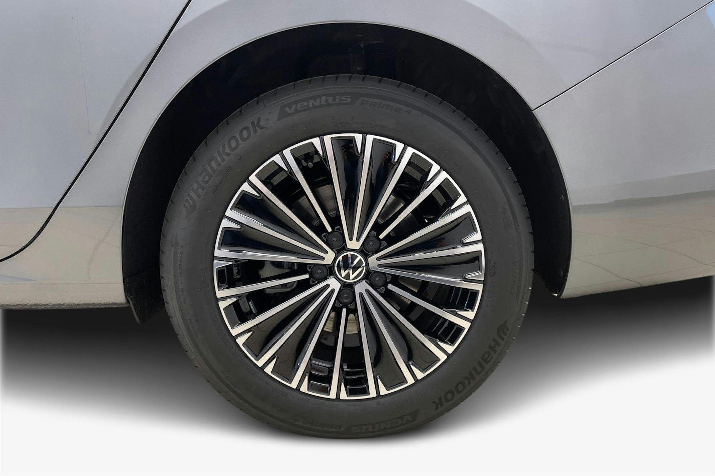 harmaa Volkswagen Passat 2025 kuva 9.