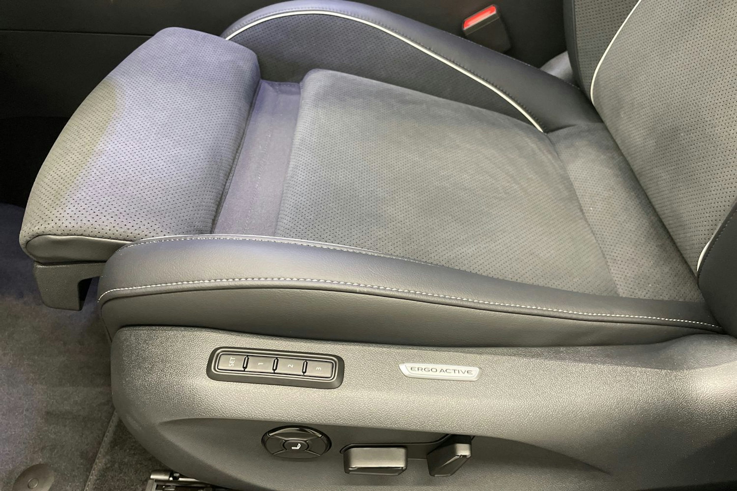 harmaa Volkswagen Passat 2025 kuva 11.