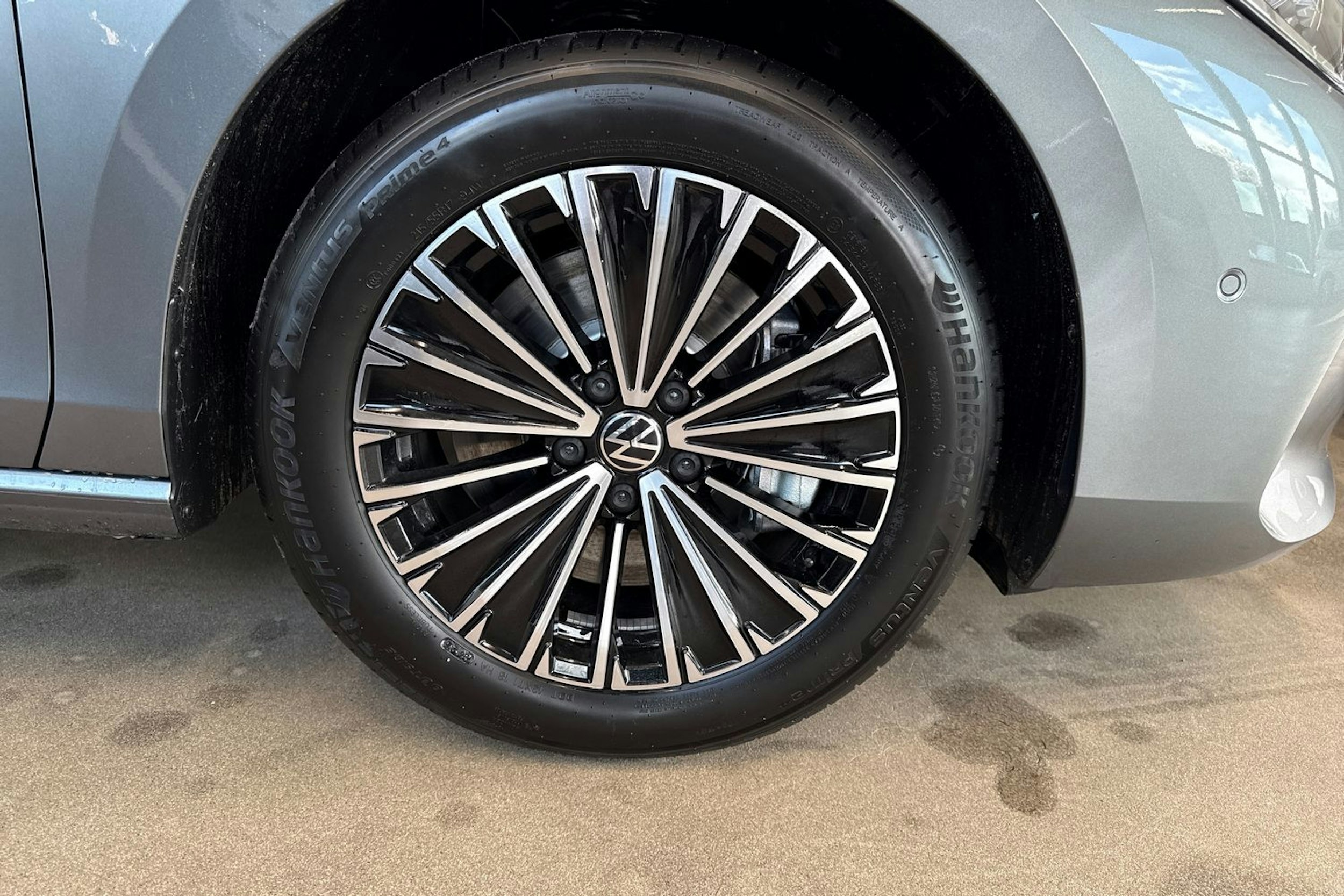 harmaa Volkswagen Passat 2025 kuva 9.