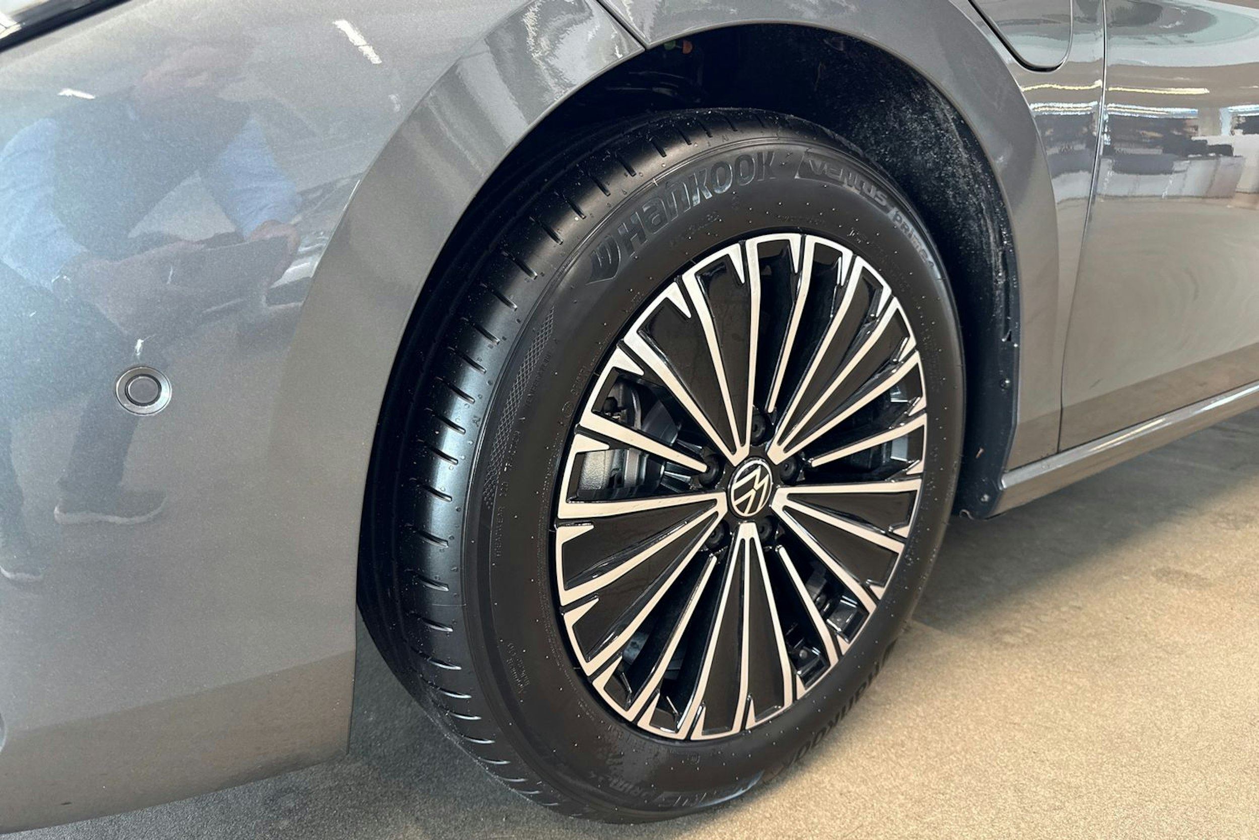 harmaa Volkswagen Passat 2025 kuva 10.