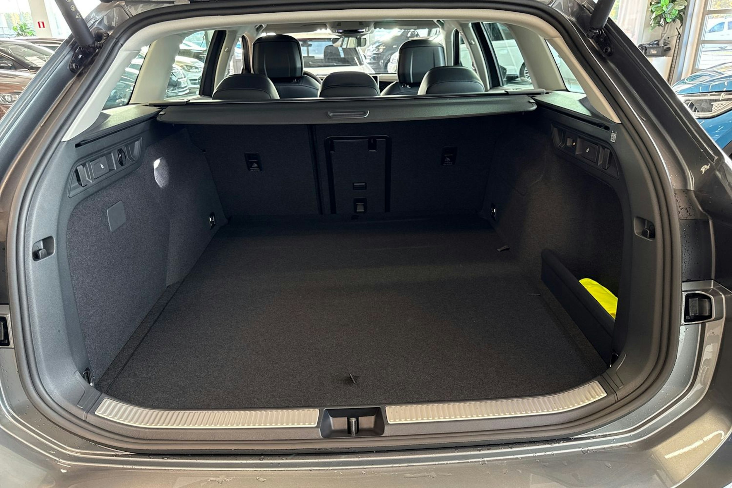 harmaa Volkswagen Passat 2025 kuva 11.