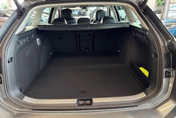 harmaa Volkswagen Passat 2025 kuva 11.
