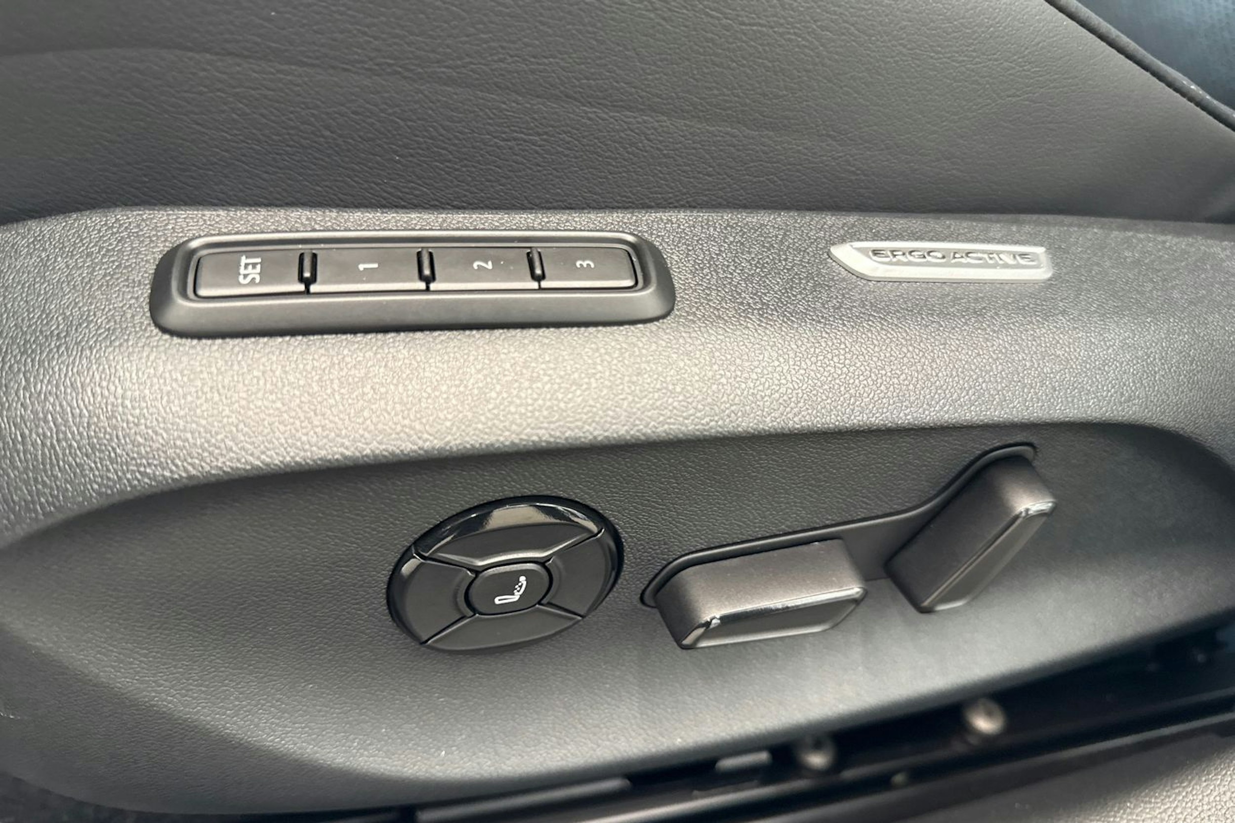 harmaa Volkswagen Passat 2025 kuva 14.