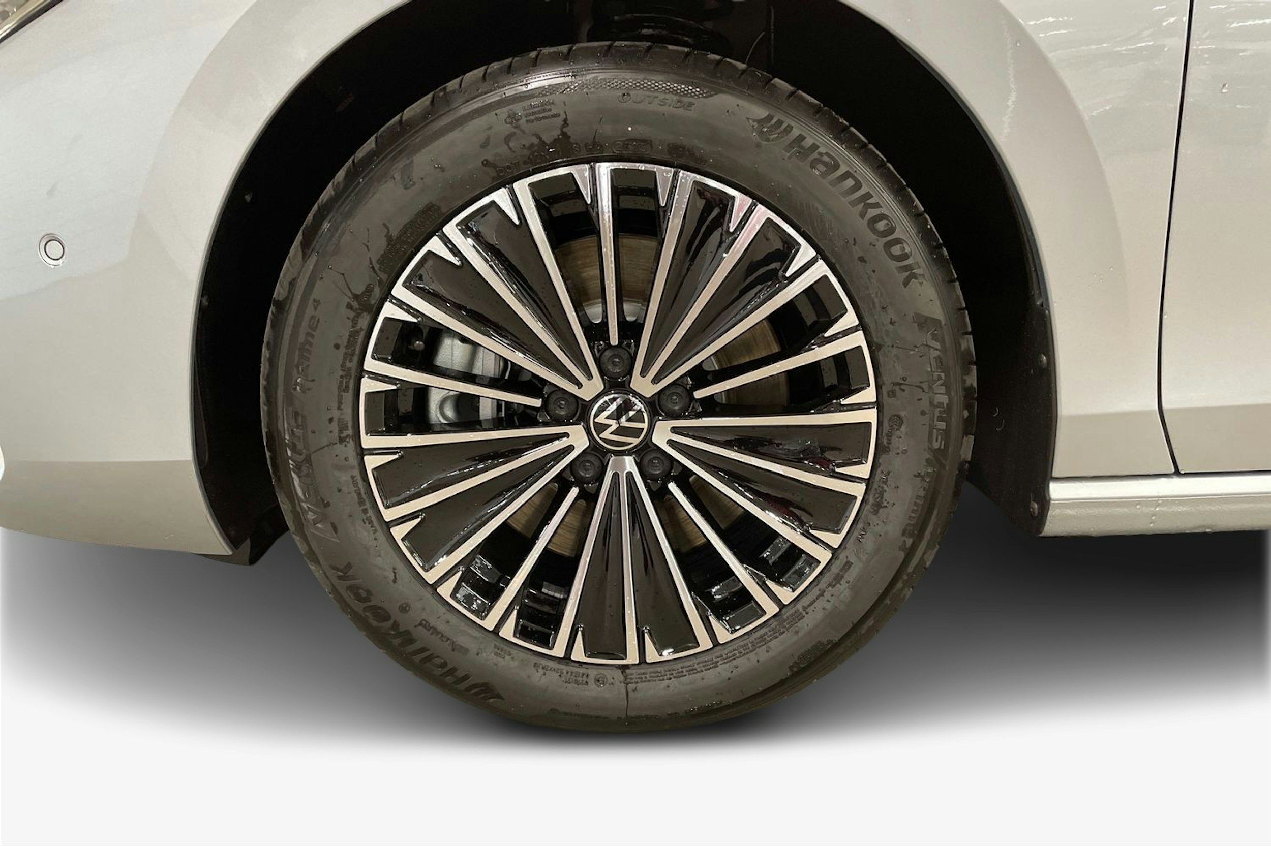 harmaa Volkswagen Passat 2026 kuva 9.