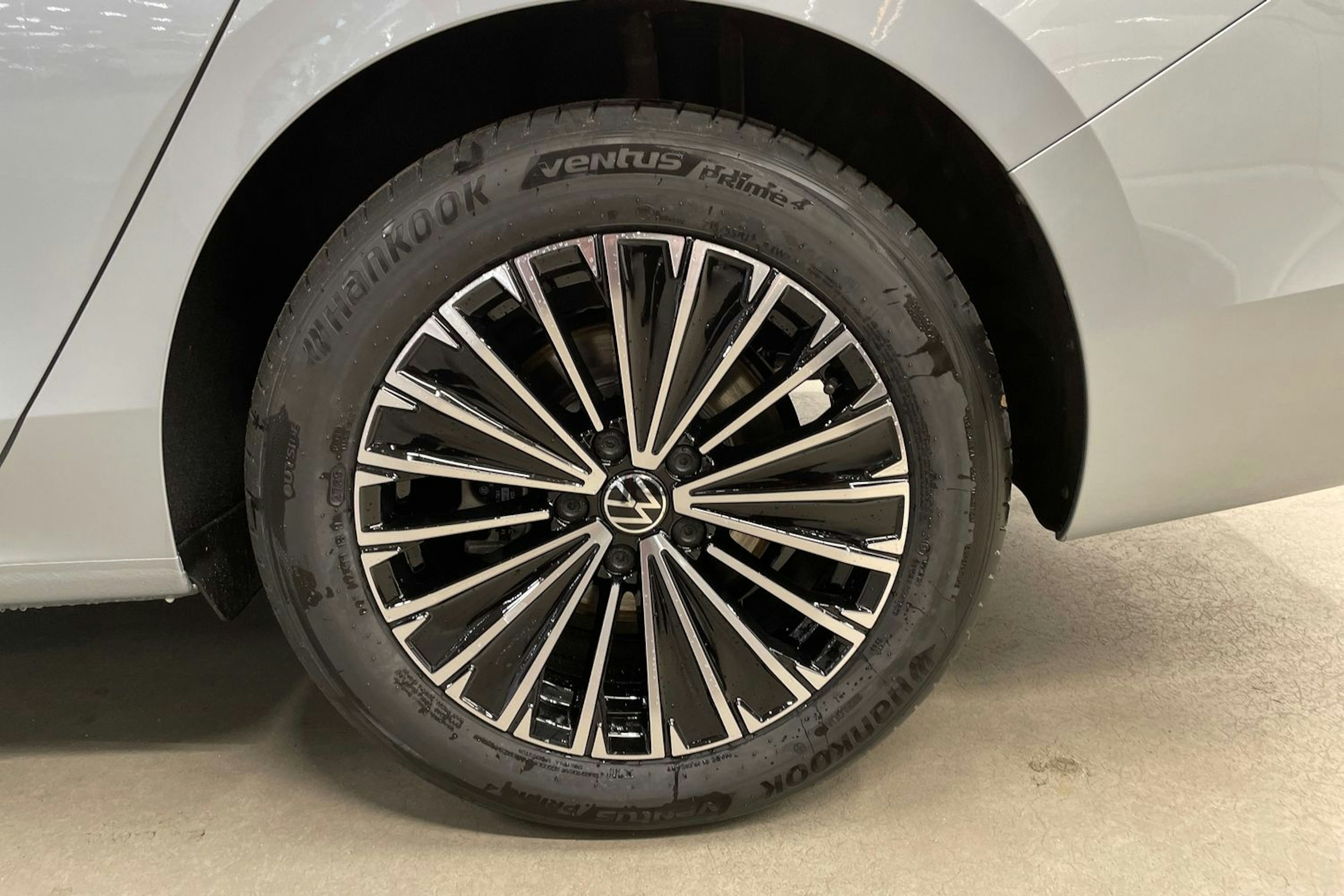 harmaa Volkswagen Passat 2026 kuva 10.