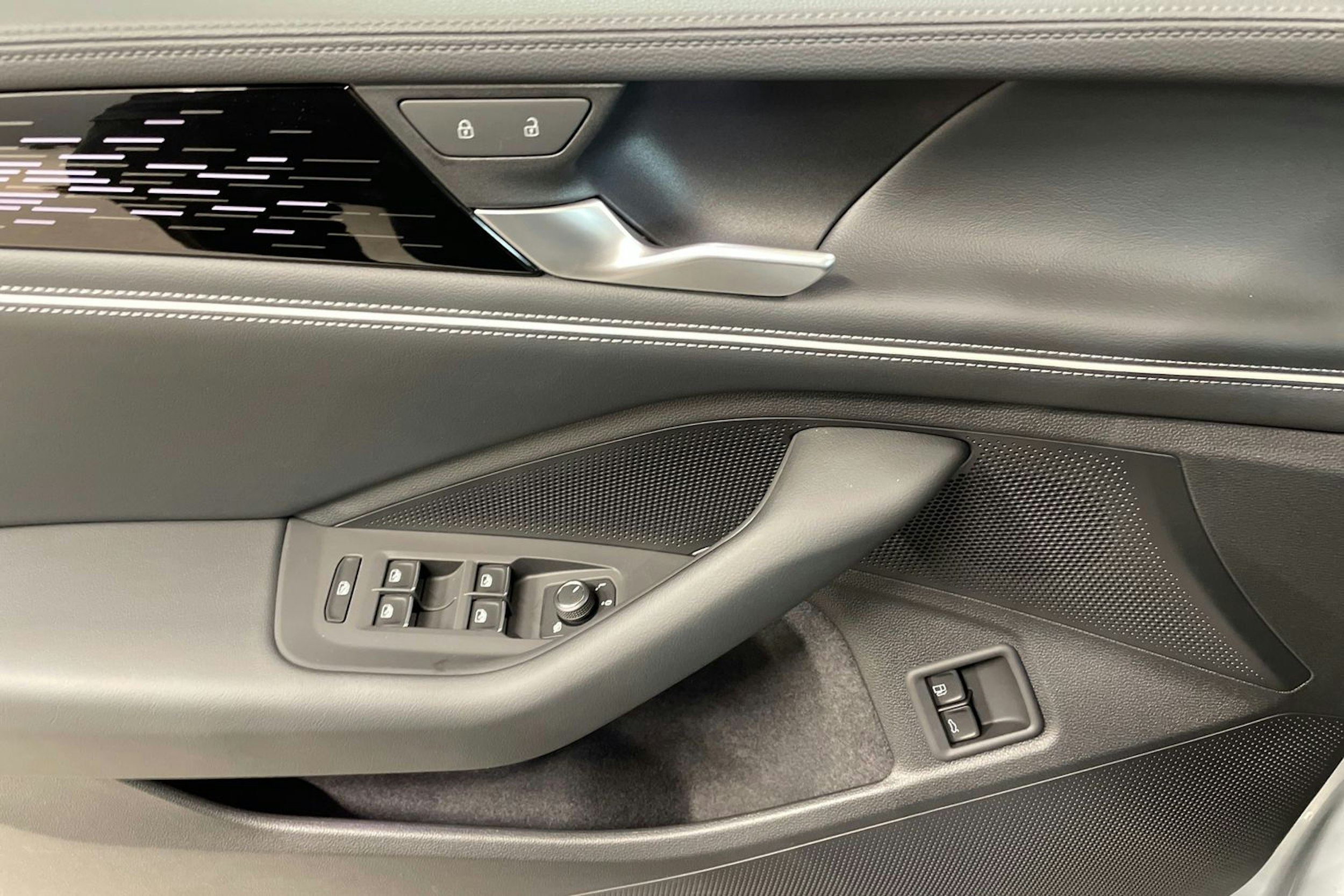 harmaa Volkswagen Passat 2026 kuva 12.