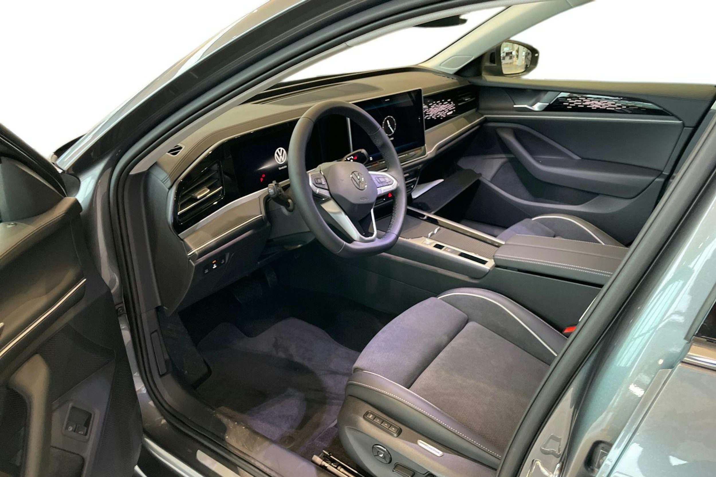 harmaa Volkswagen Passat 2026 kuva 6.