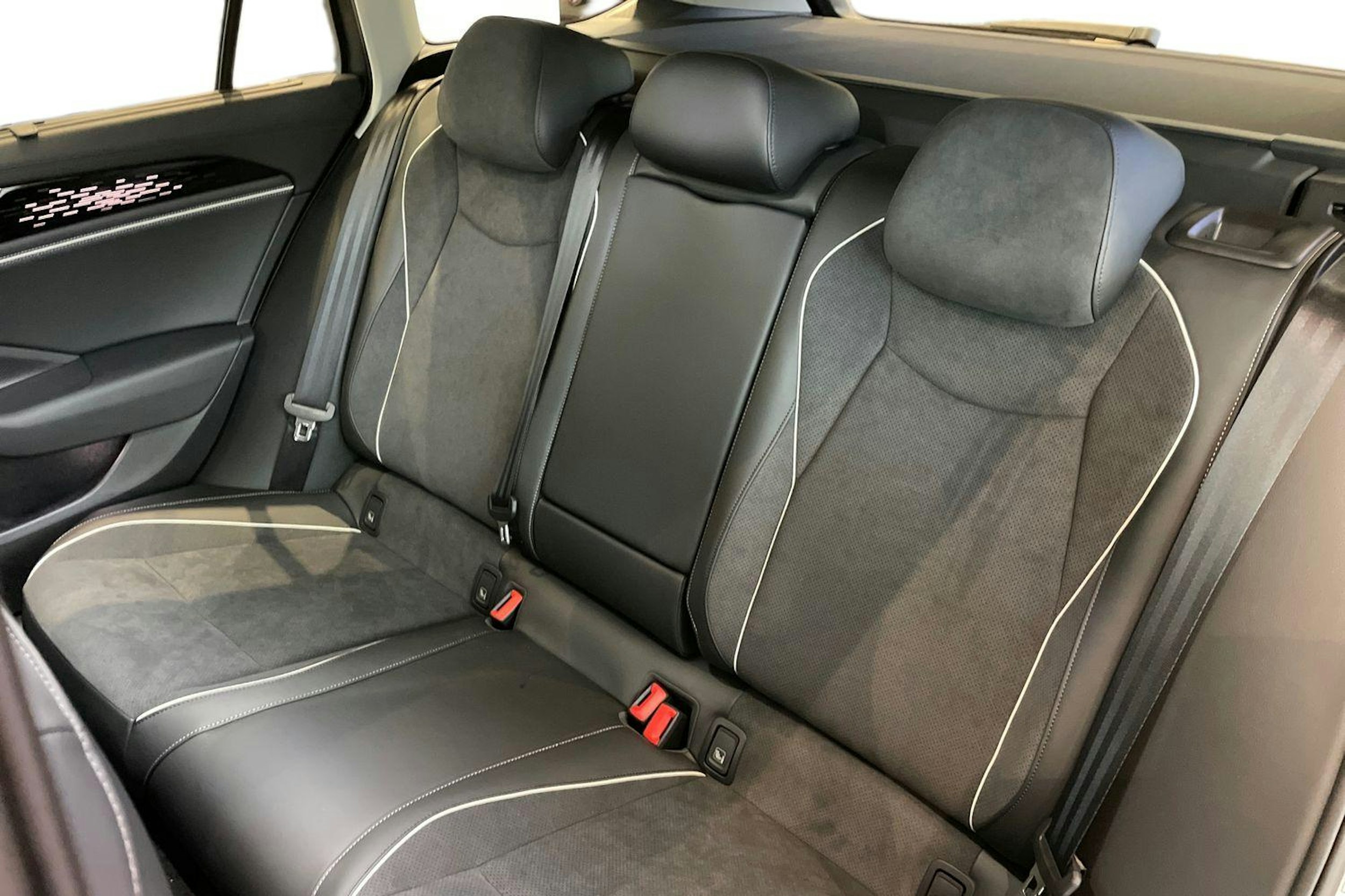 harmaa Volkswagen Passat 2026 kuva 8.