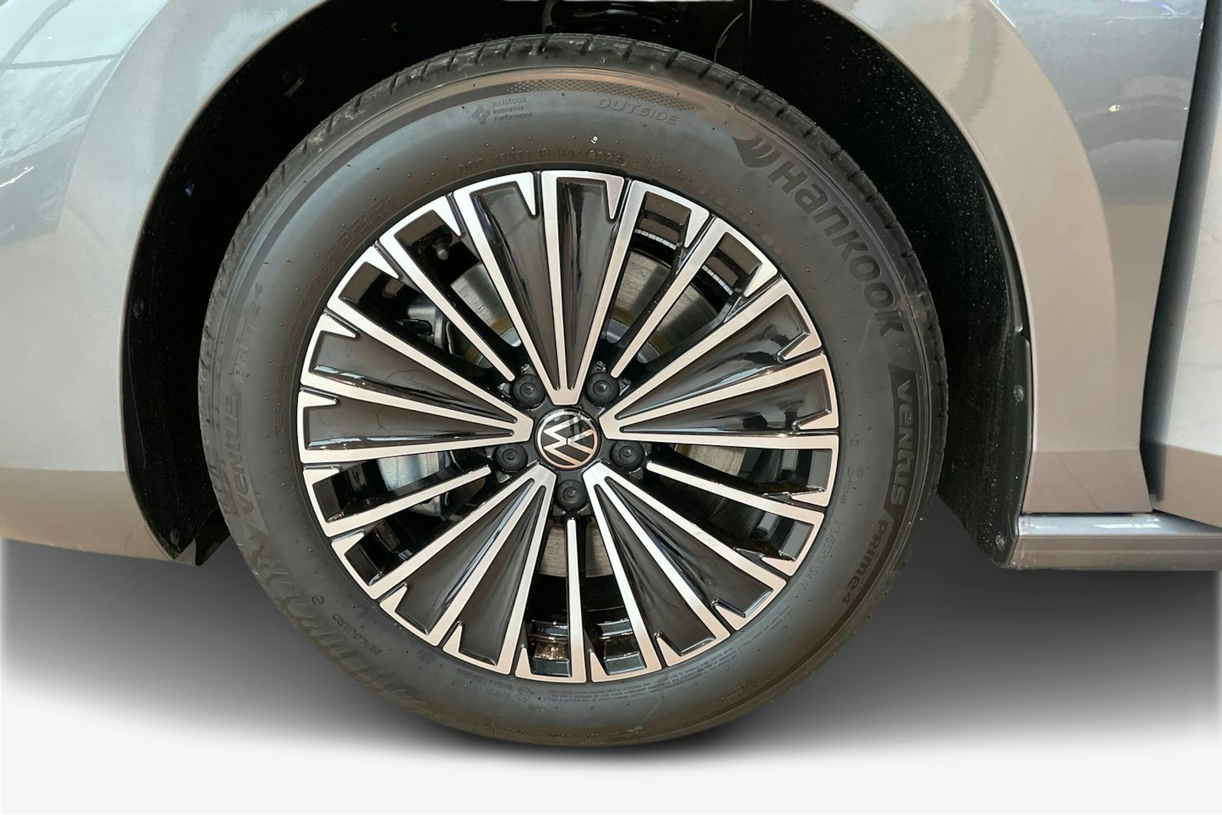 harmaa Volkswagen Passat 2026 kuva 9.