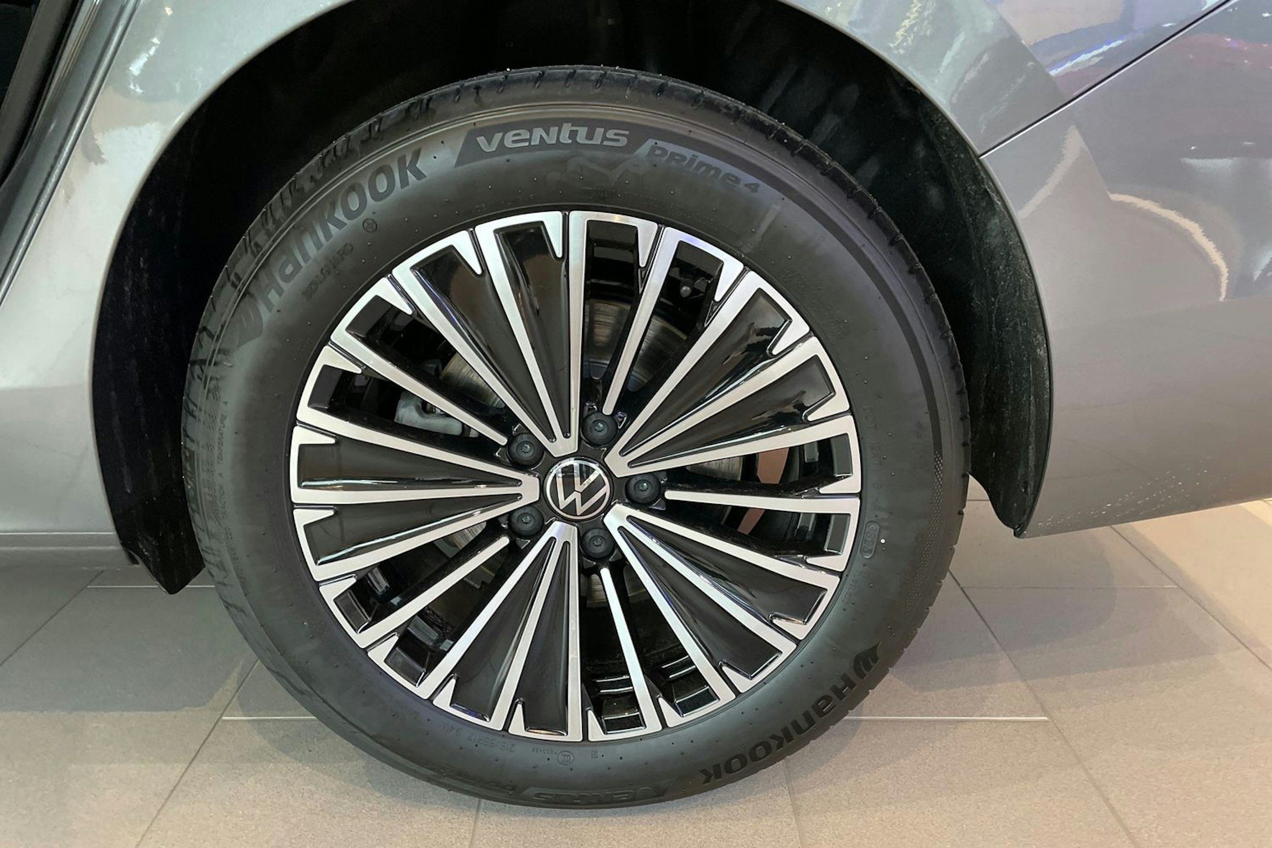 harmaa Volkswagen Passat 2026 kuva 10.