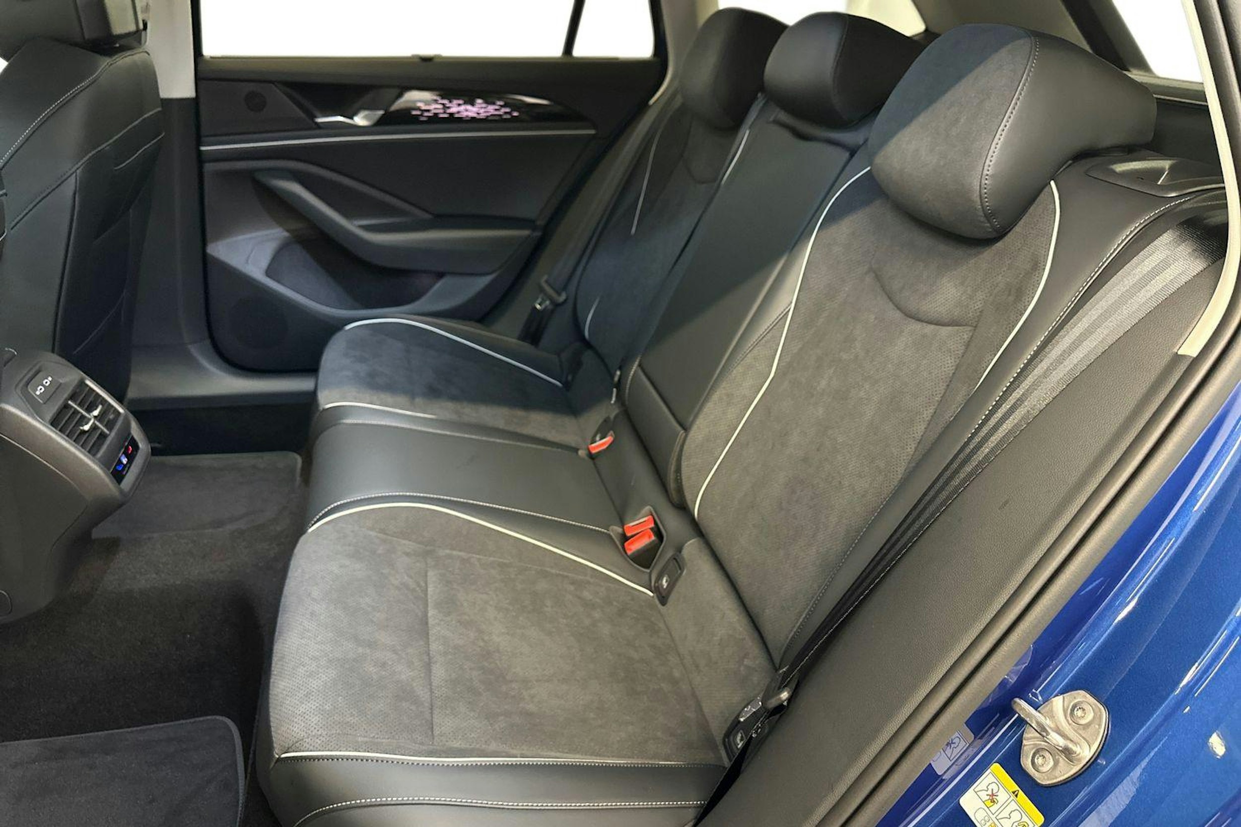 sininen Volkswagen Passat 2026 kuva 8.