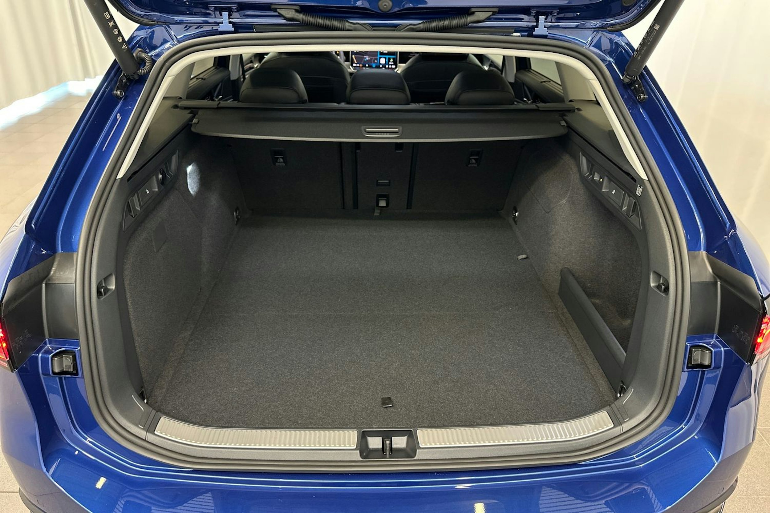 sininen Volkswagen Passat 2026 kuva 11.