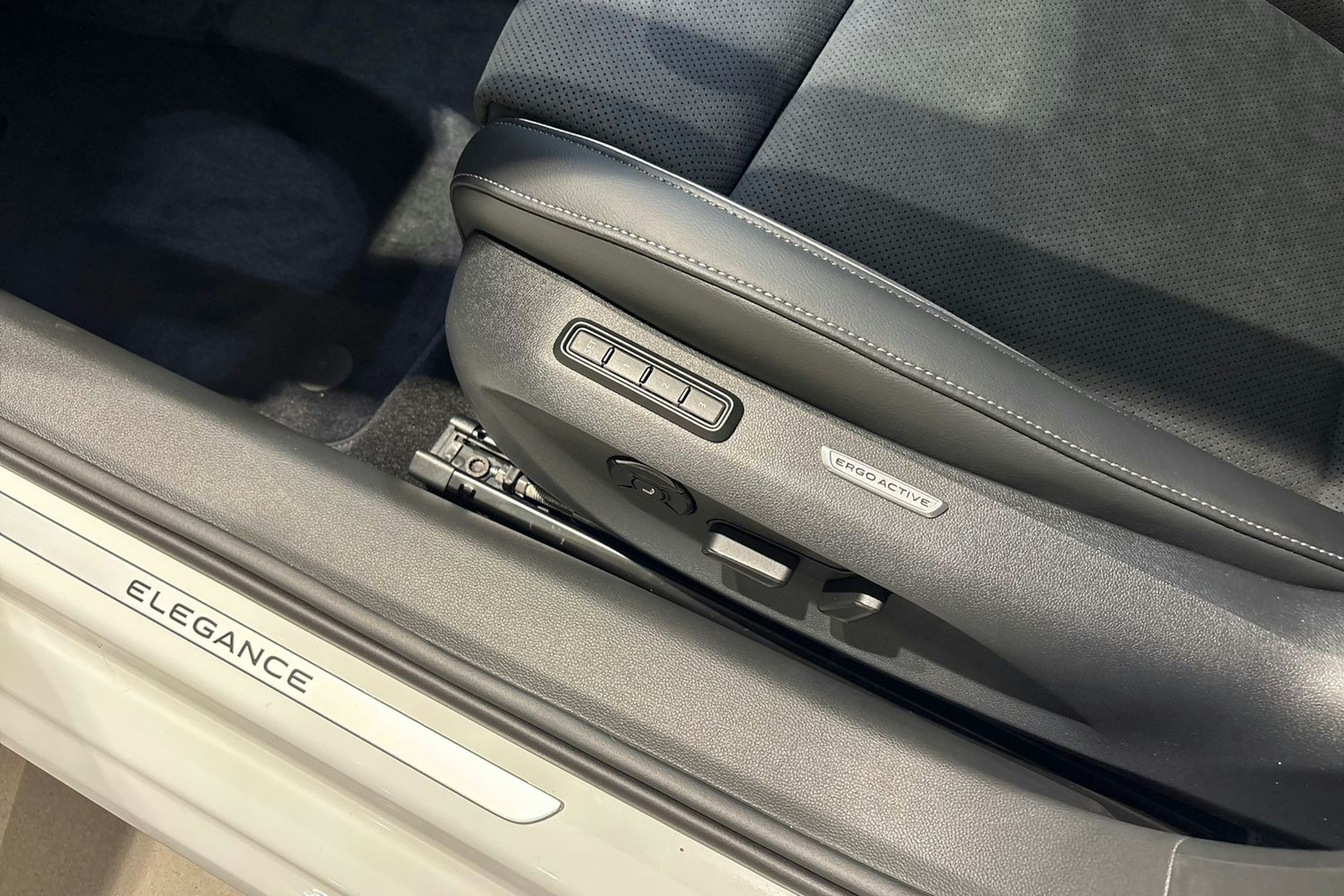 valkoinen Volkswagen Passat 2026 kuva 11.