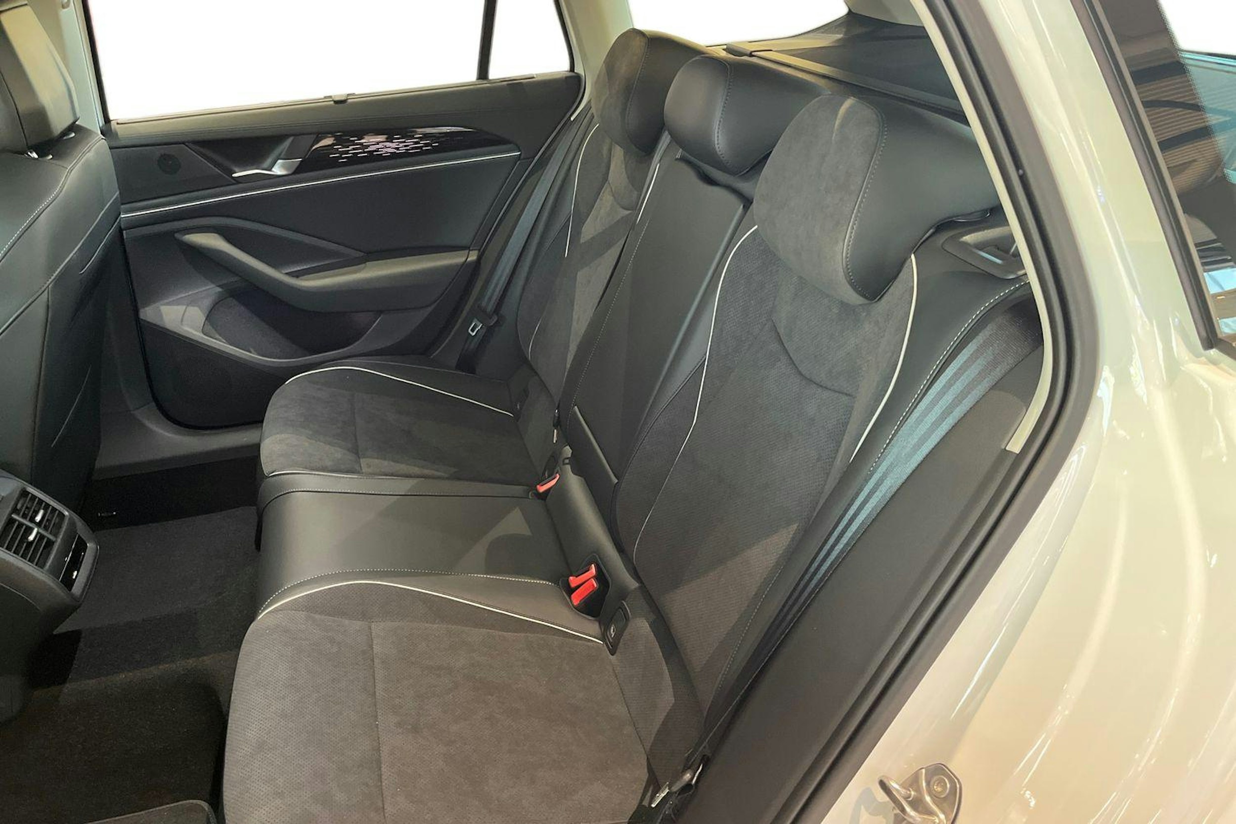 valkoinen Volkswagen Passat 2026 kuva 8.