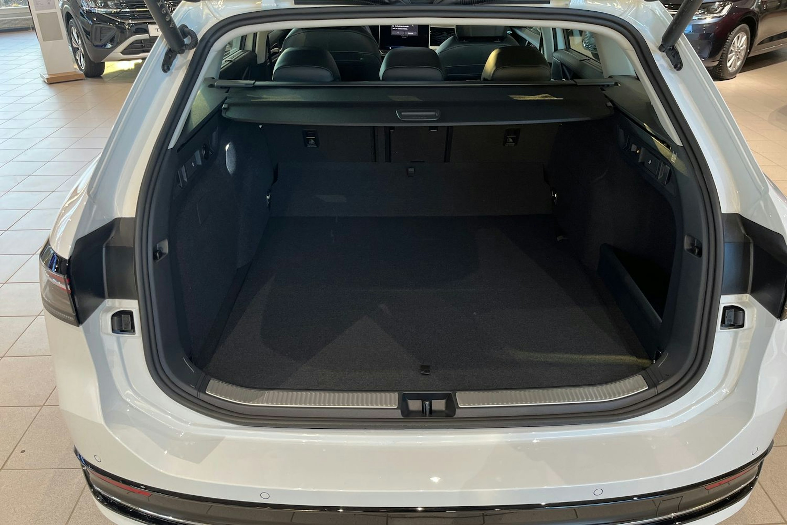 valkoinen Volkswagen Passat 2026 kuva 11.