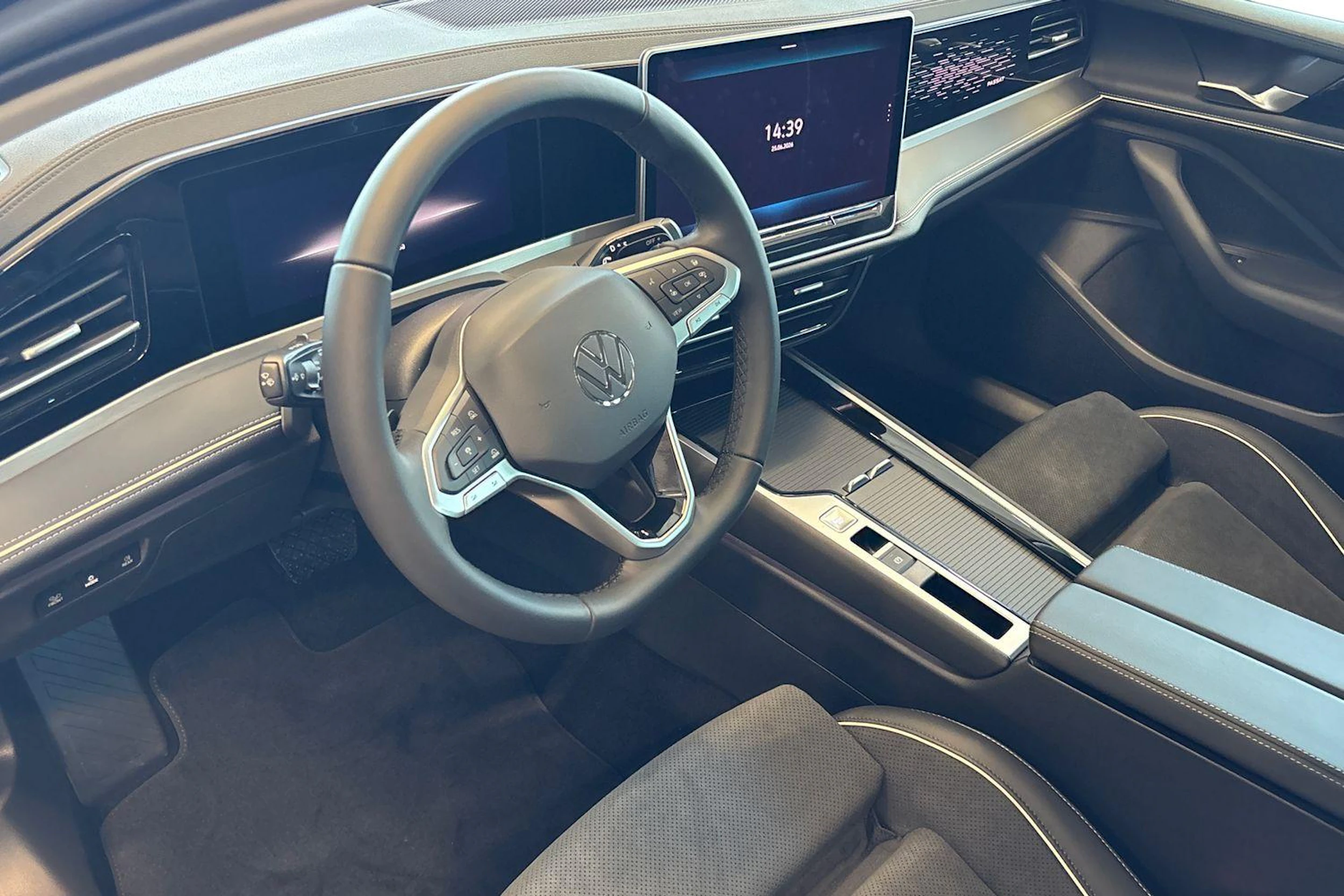 harmaa Volkswagen Passat 2026 kuva 6.