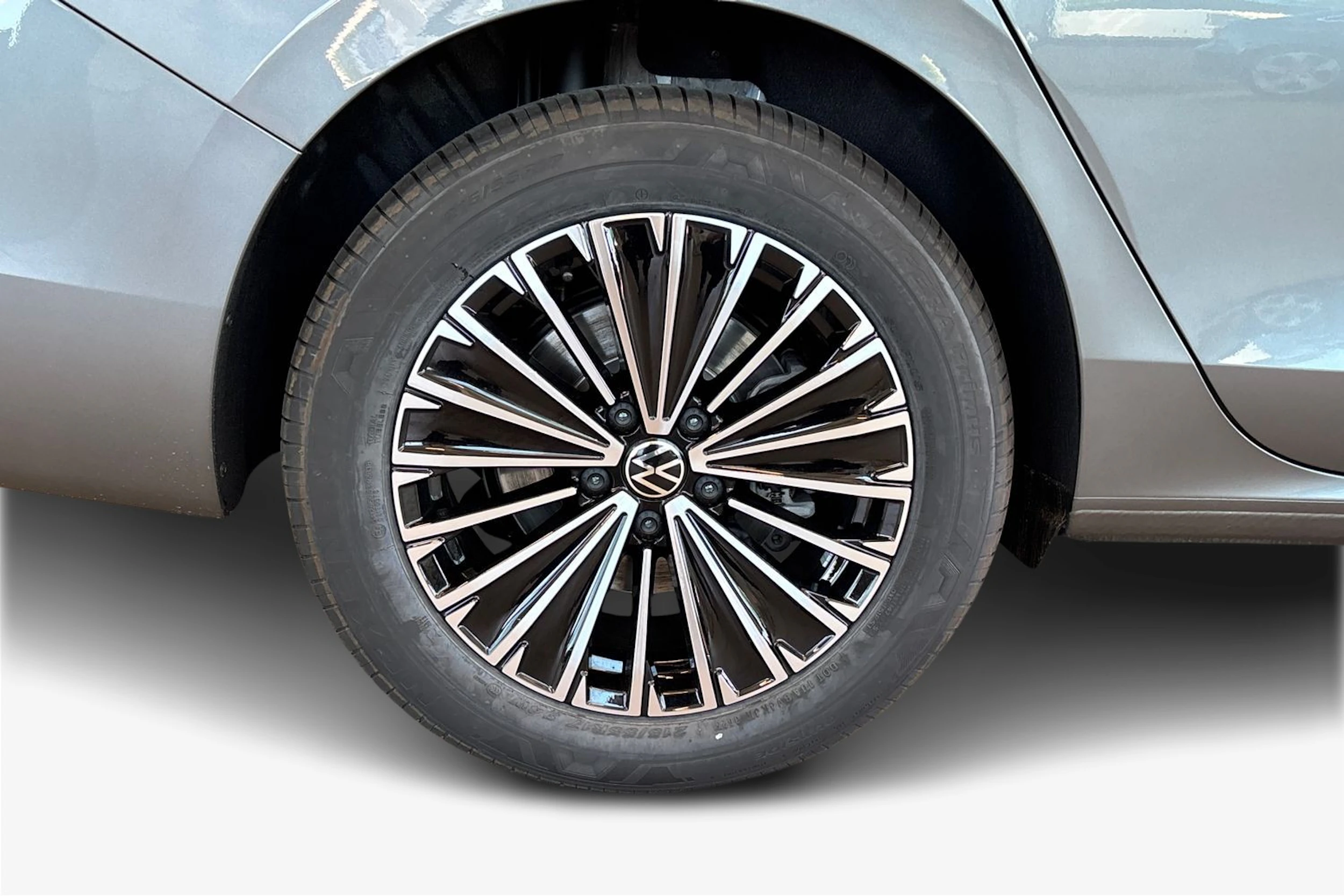 harmaa Volkswagen Passat 2026 kuva 9.