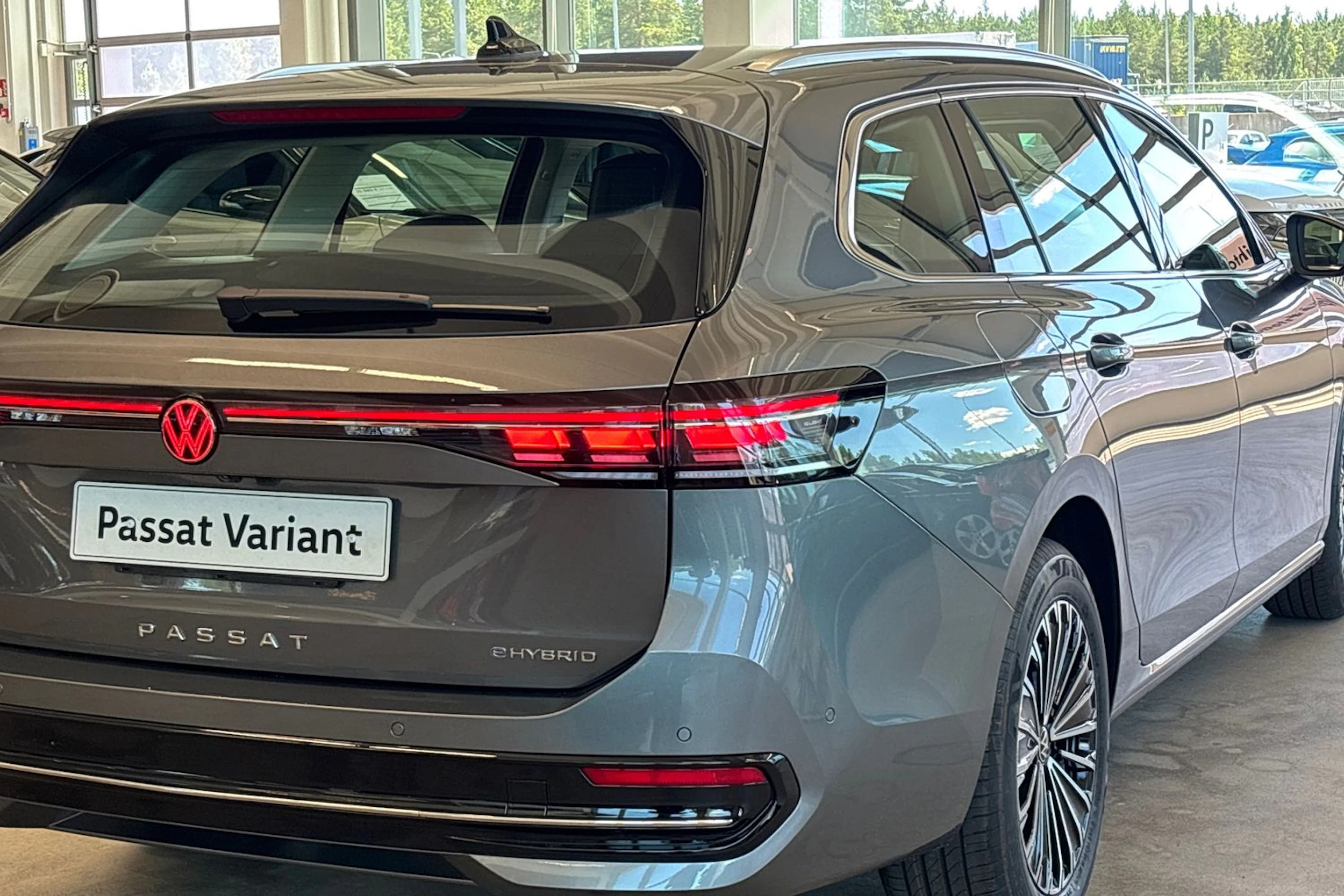 harmaa Volkswagen Passat 2026 kuva 13.