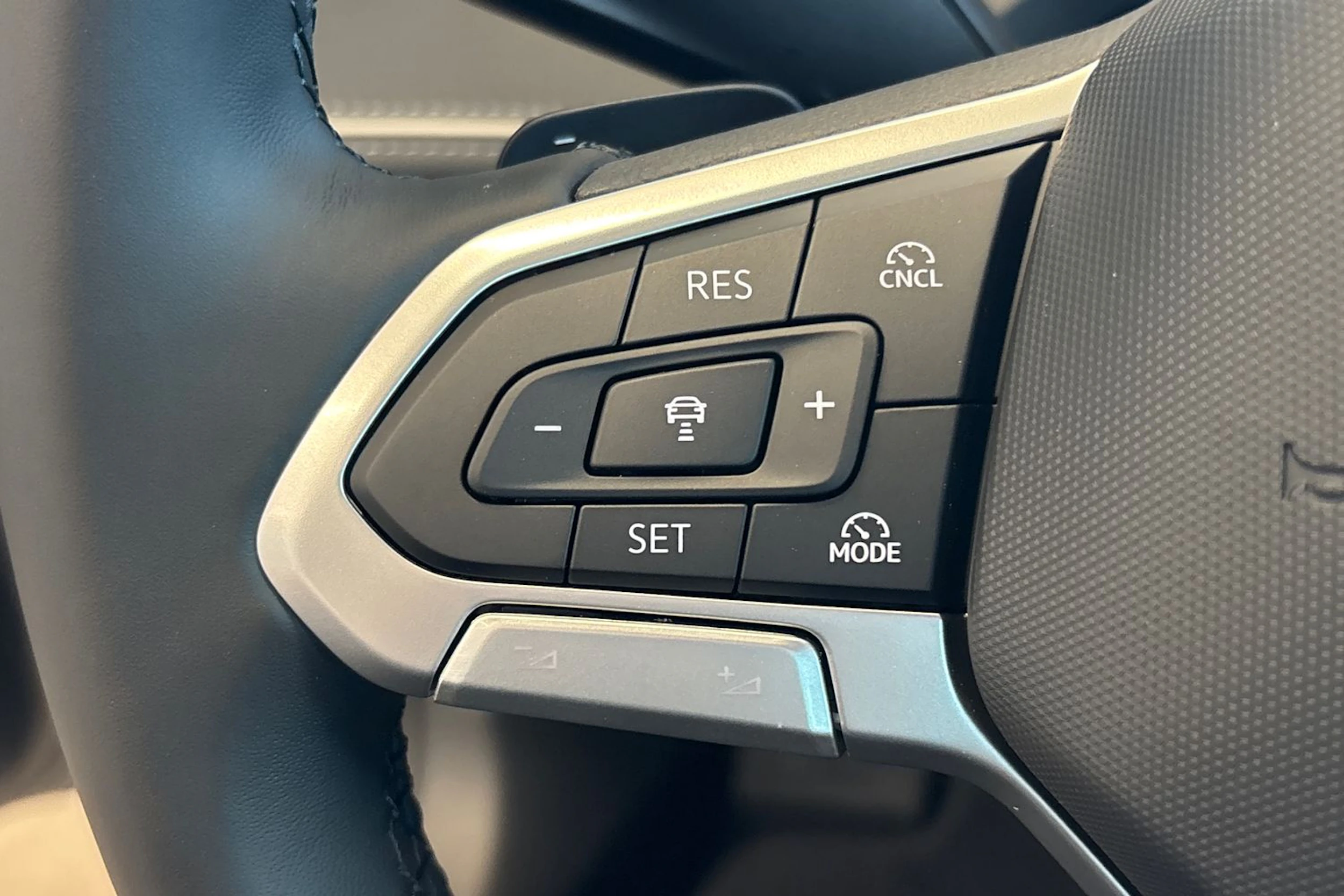 harmaa Volkswagen Passat 2026 kuva 20.