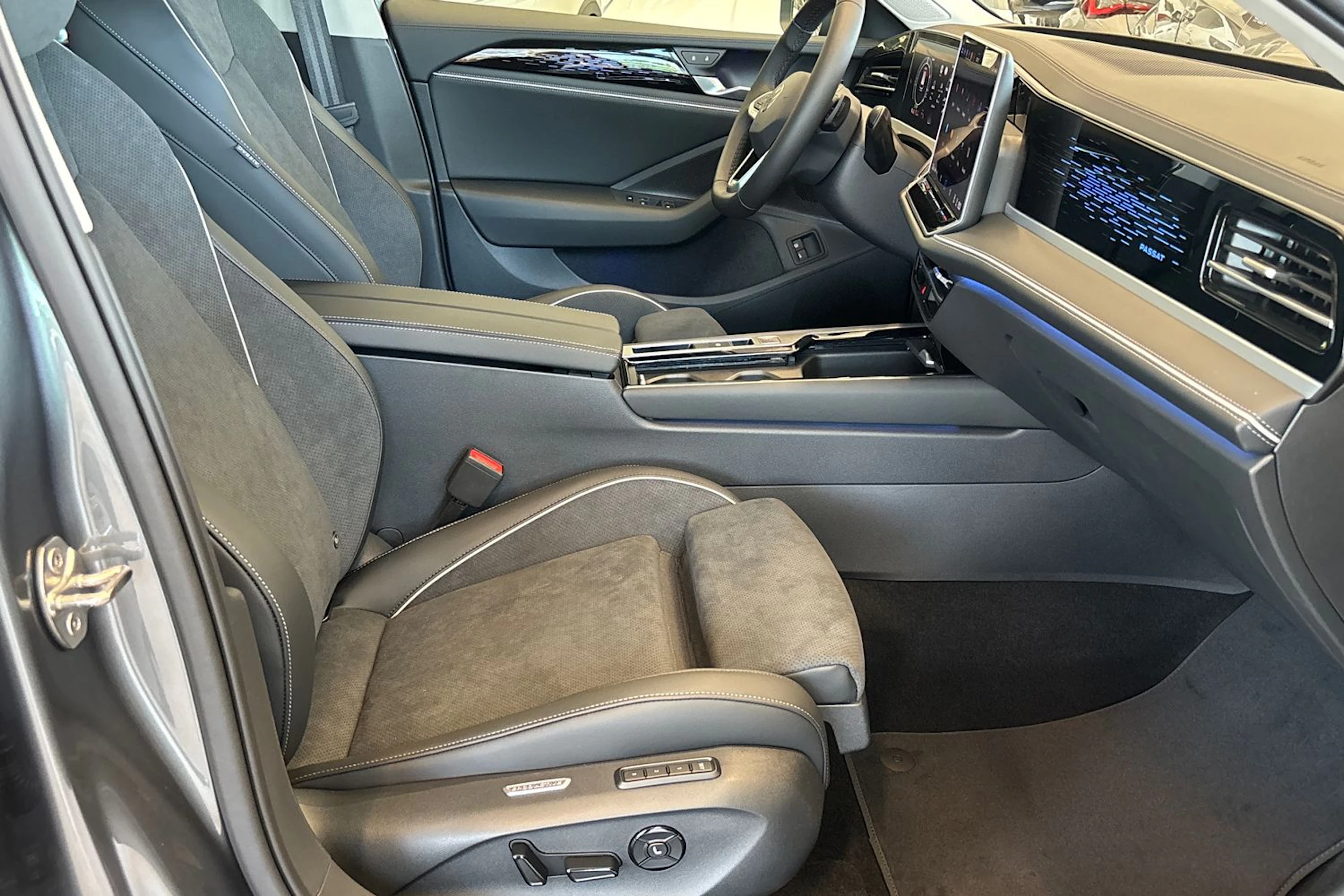 harmaa Volkswagen Passat 2026 kuva 31.