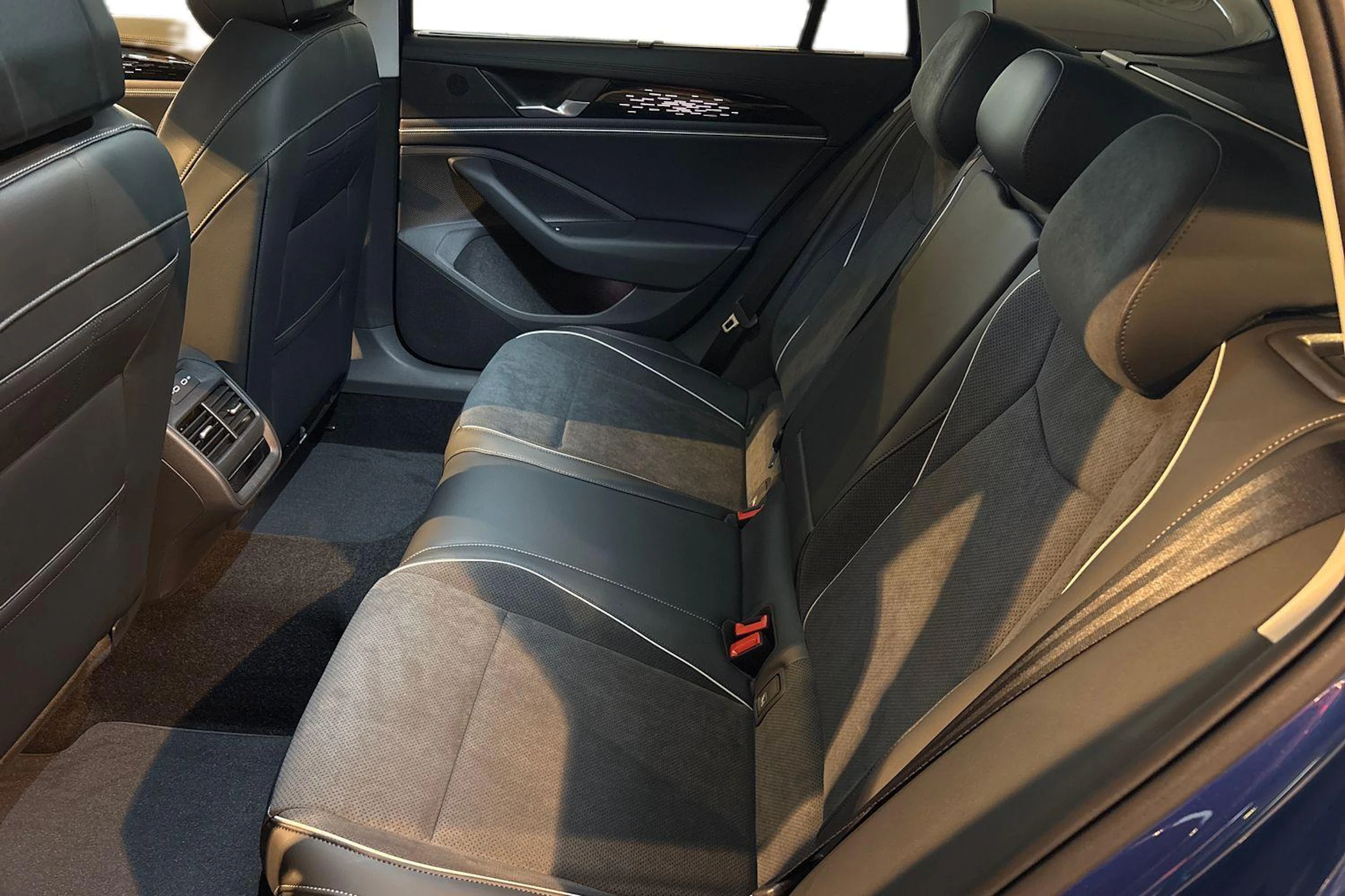 sininen Volkswagen Passat 2026 kuva 8.