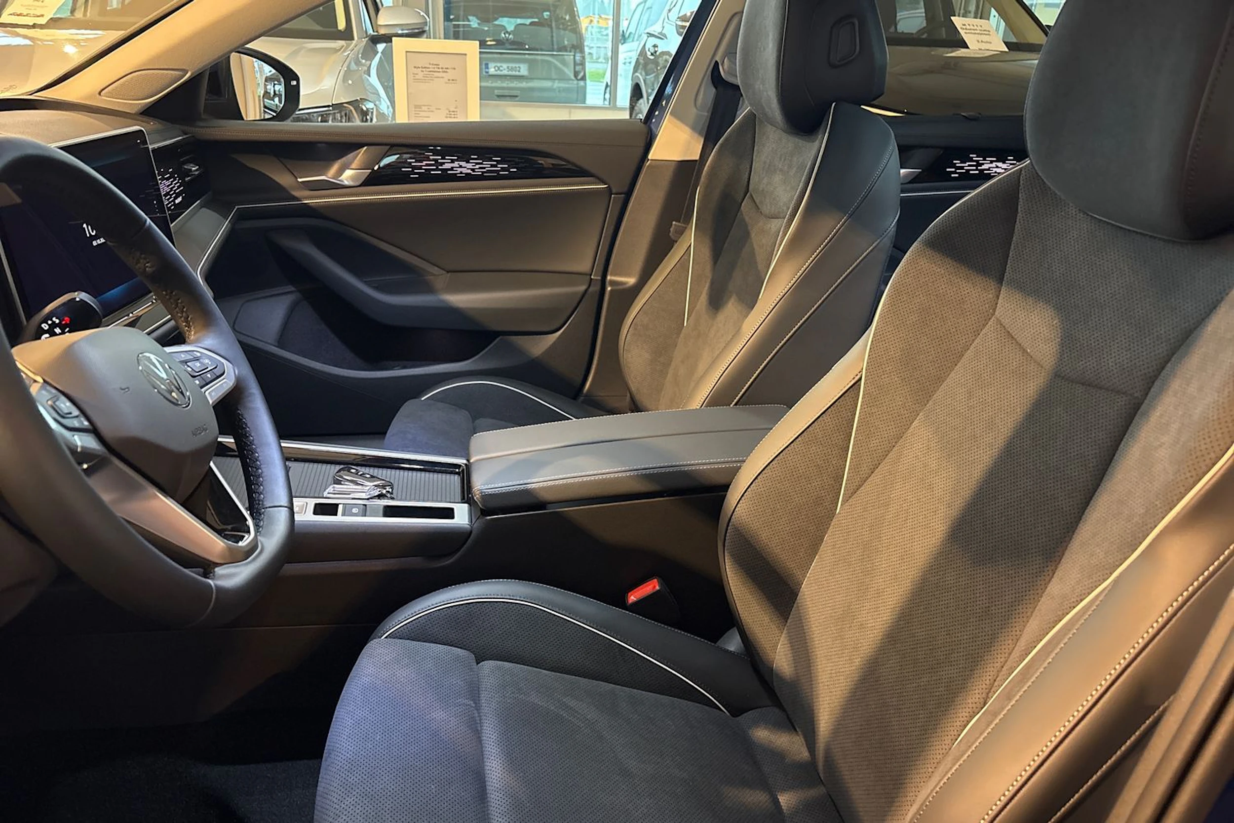 sininen Volkswagen Passat 2026 kuva 11.