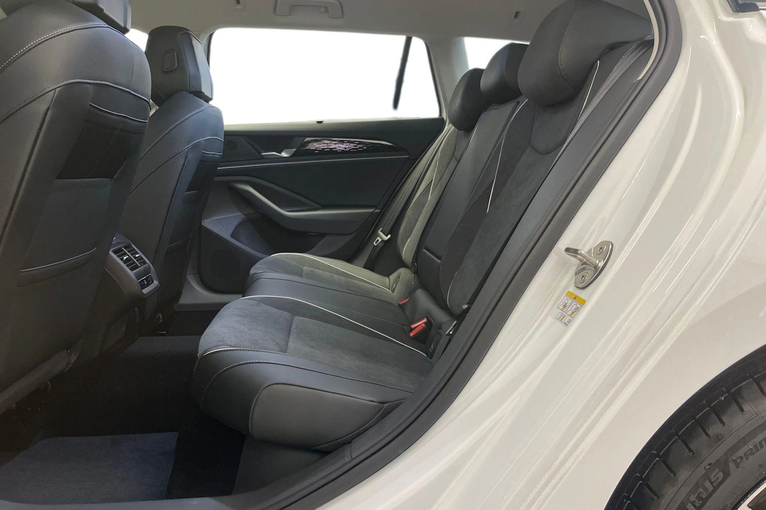 valkoinen Volkswagen Passat 2026 kuva 8.