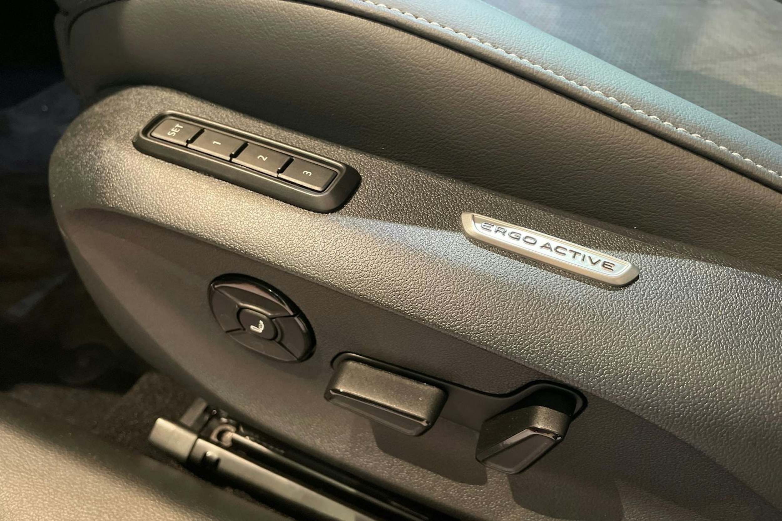 harmaa Volkswagen Passat 2026 kuva 12.