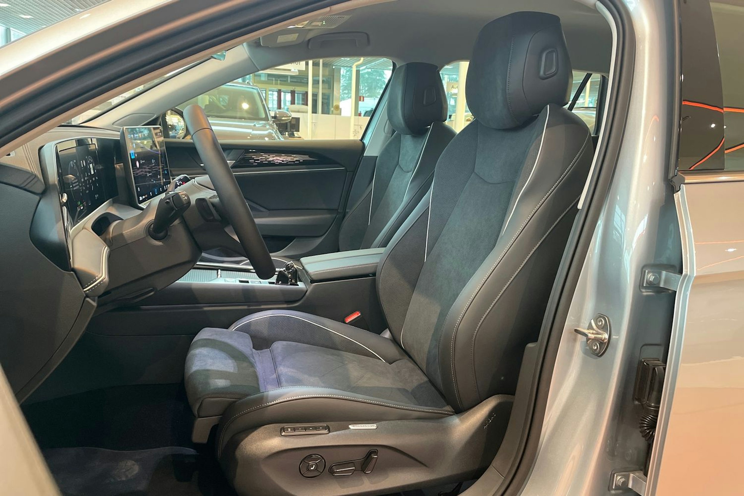 harmaa Volkswagen Passat 2026 kuva 13.