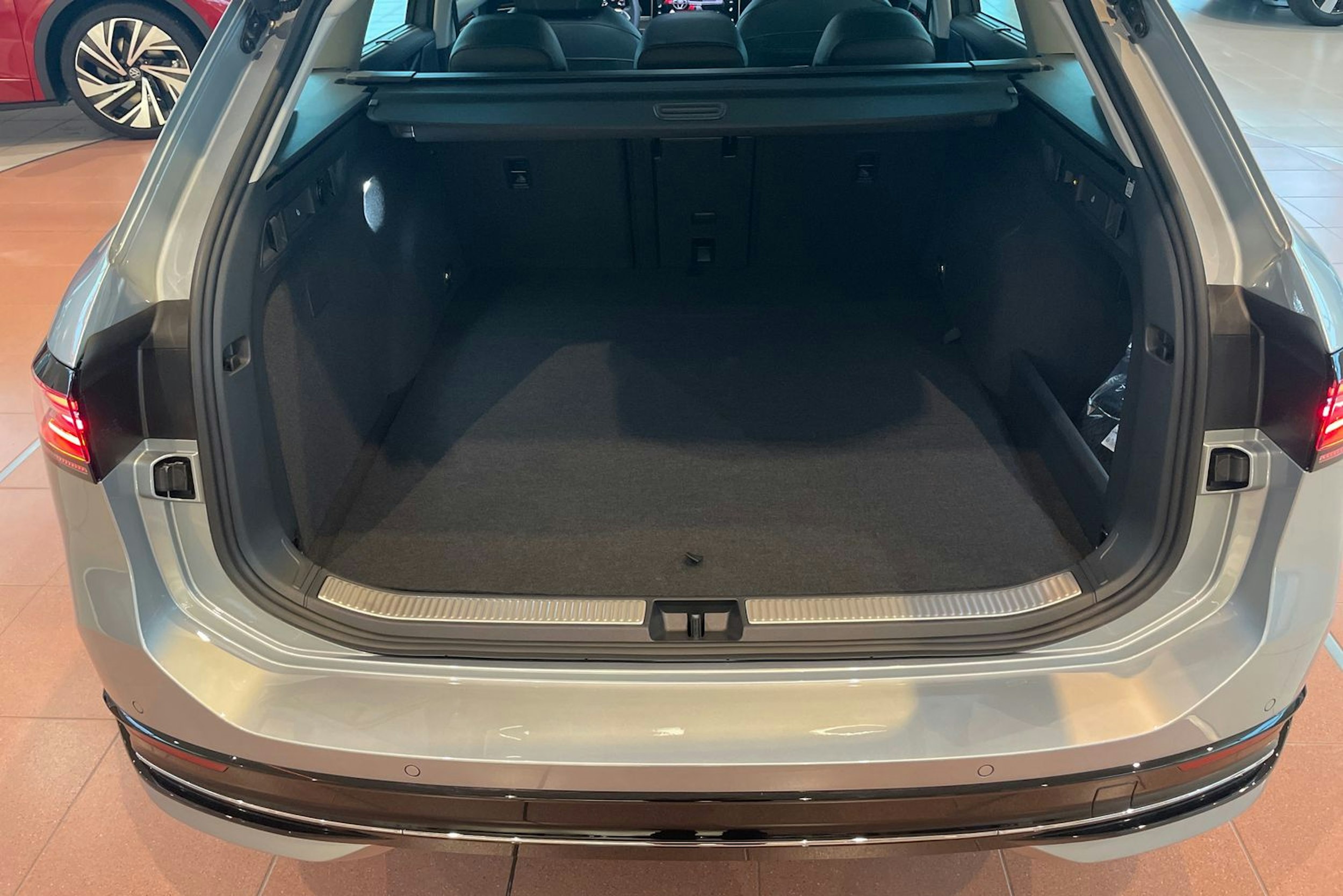 harmaa Volkswagen Passat 2026 kuva 25.