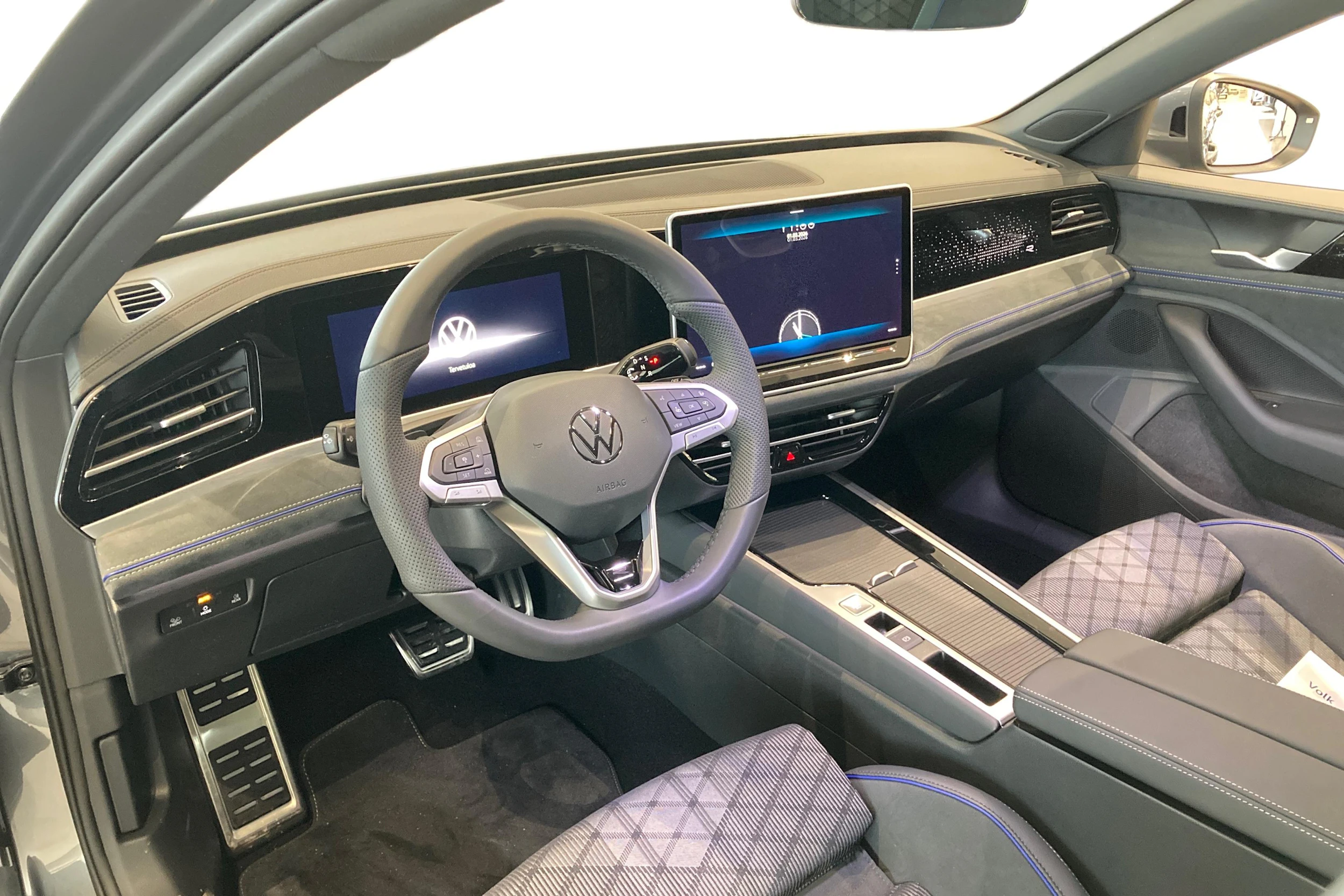 harmaa Volkswagen Passat 2026 kuva 6.