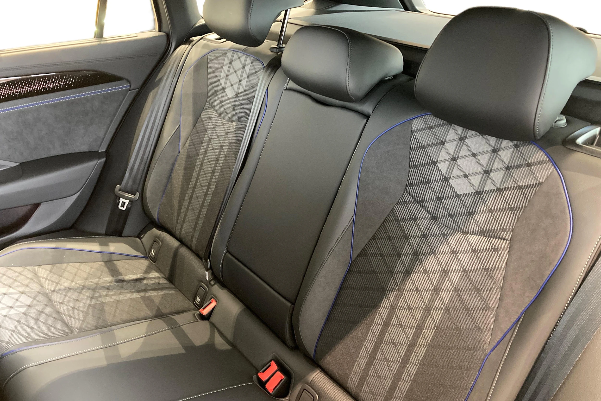 harmaa Volkswagen Passat 2026 kuva 8.