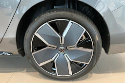 harmaa Volkswagen Passat 2026 kuva 10.