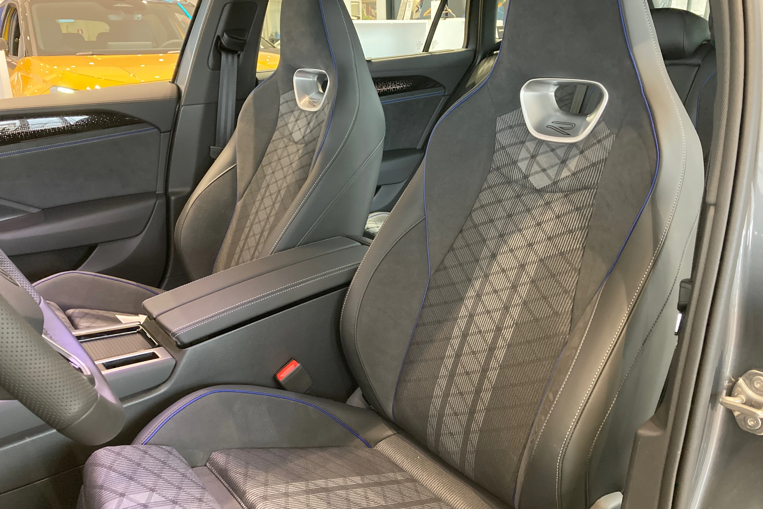 harmaa Volkswagen Passat 2026 kuva 11.