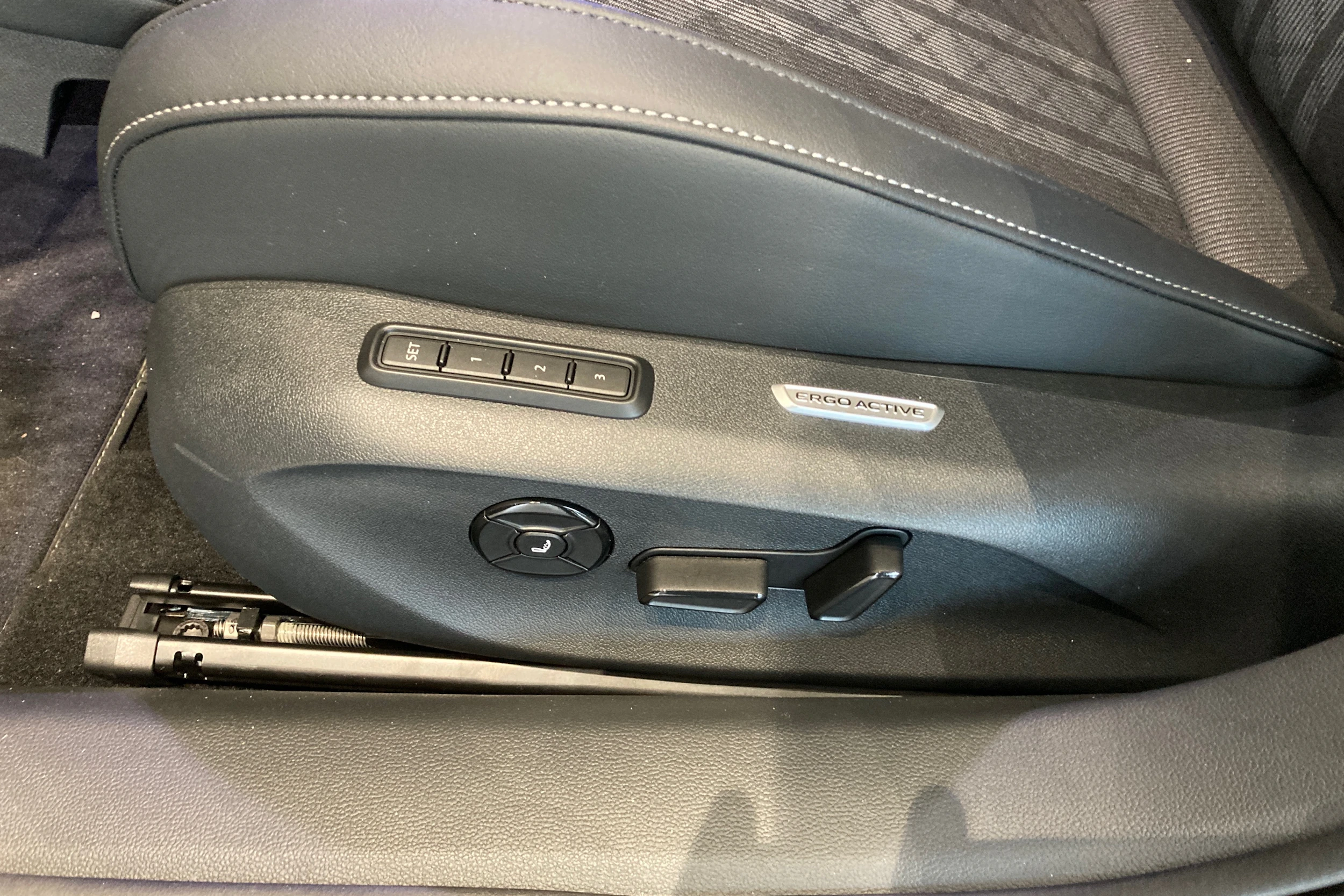 harmaa Volkswagen Passat 2026 kuva 12.