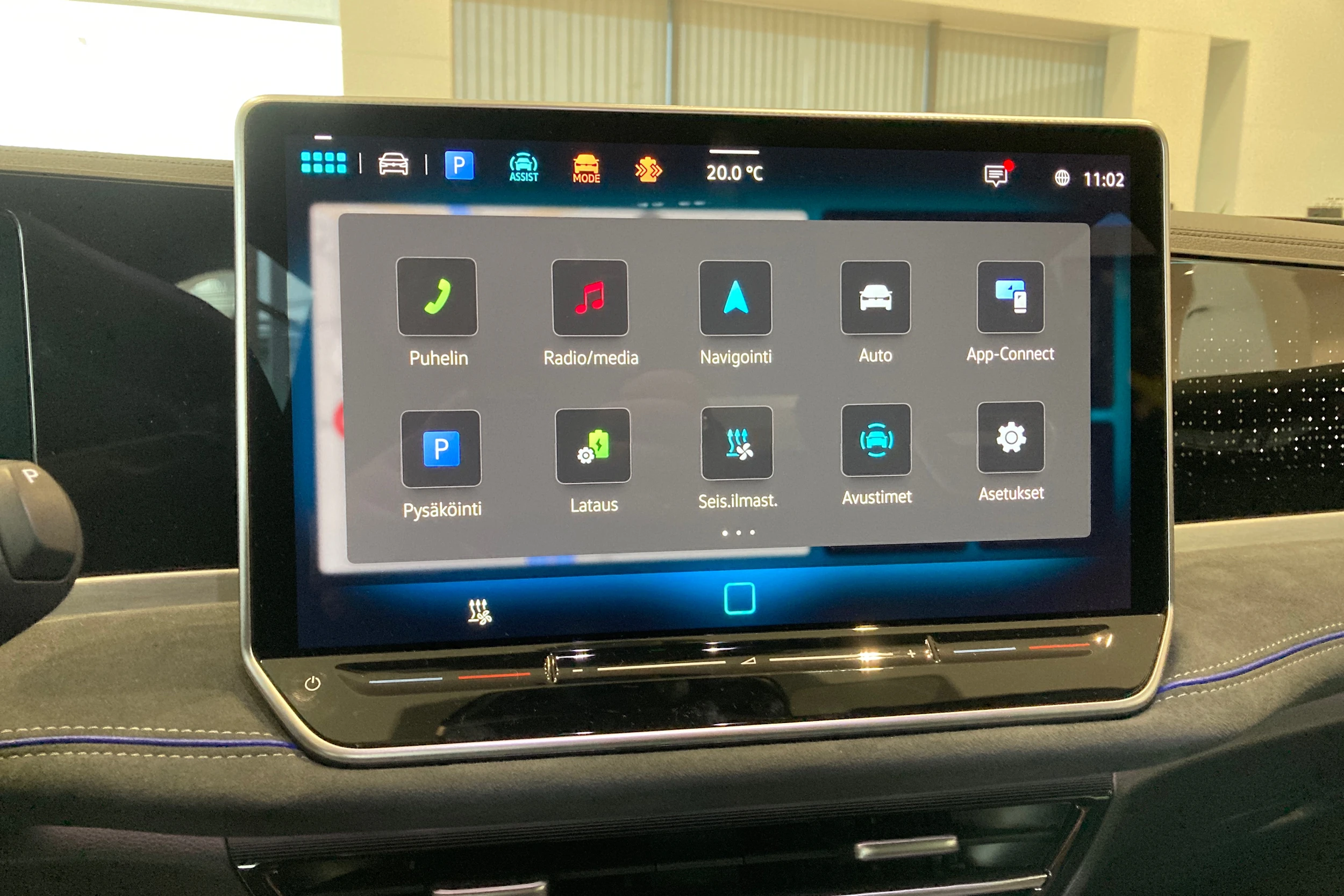 harmaa Volkswagen Passat 2026 kuva 16.