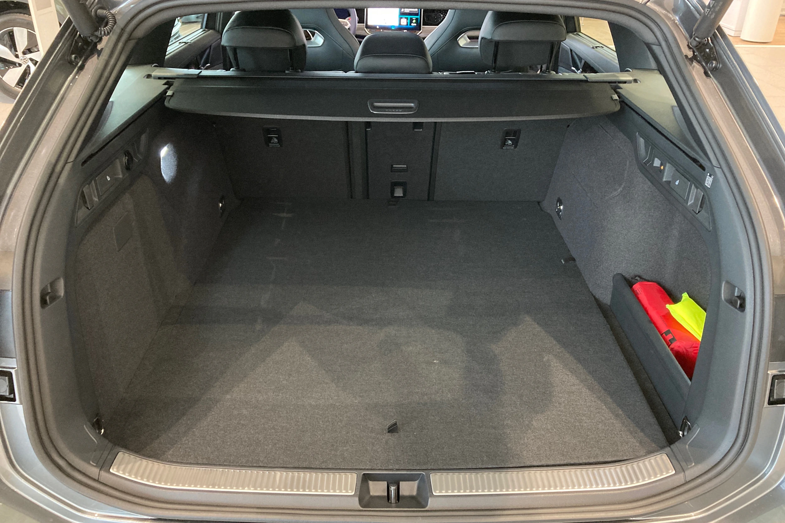 harmaa Volkswagen Passat 2026 kuva 20.