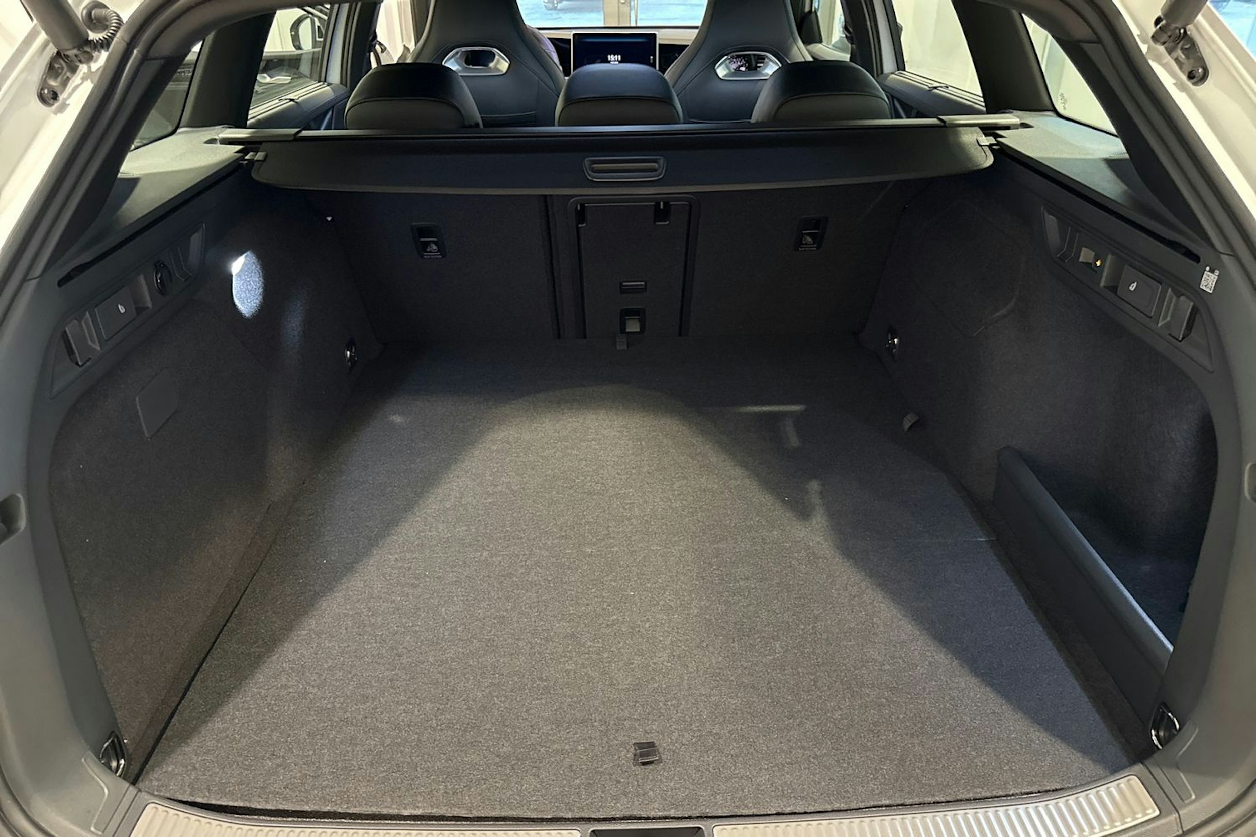 valkoinen Volkswagen Passat 2026 kuva 12.