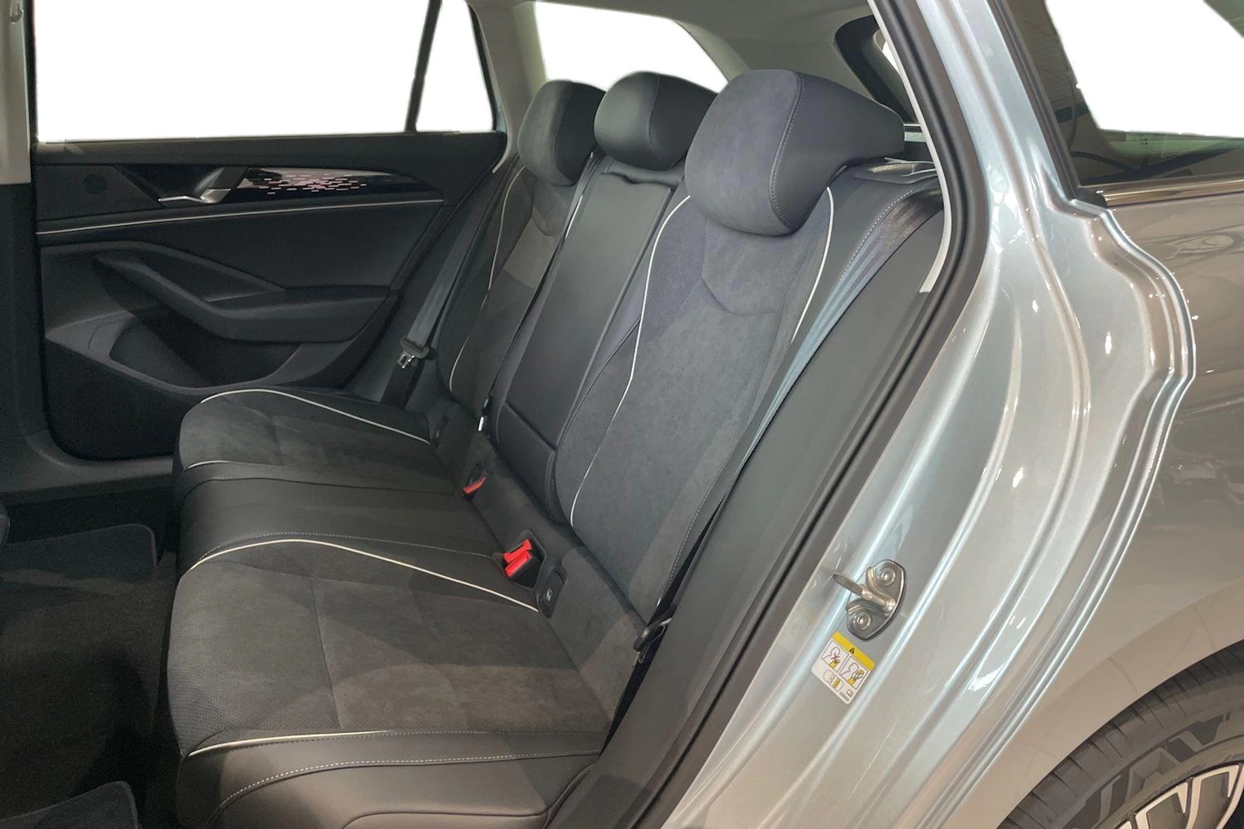 harmaa Volkswagen Passat 2026 kuva 8.