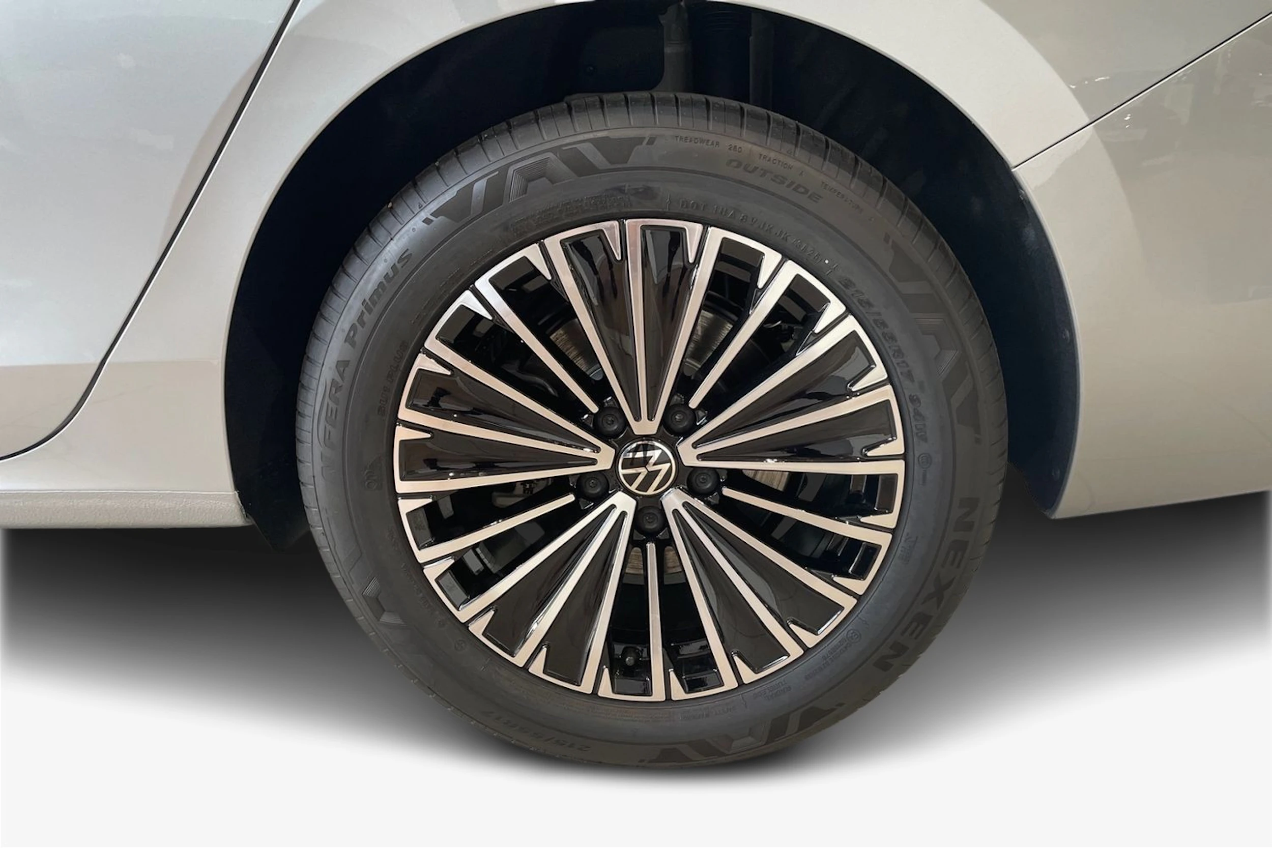 harmaa Volkswagen Passat 2026 kuva 9.