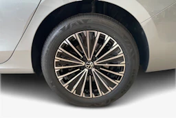 harmaa Volkswagen Passat 2026 kuva 9.