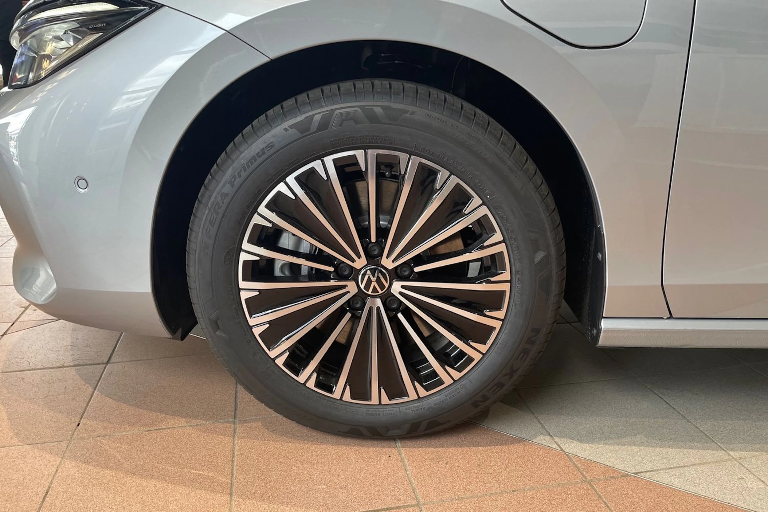 harmaa Volkswagen Passat 2026 kuva 10.