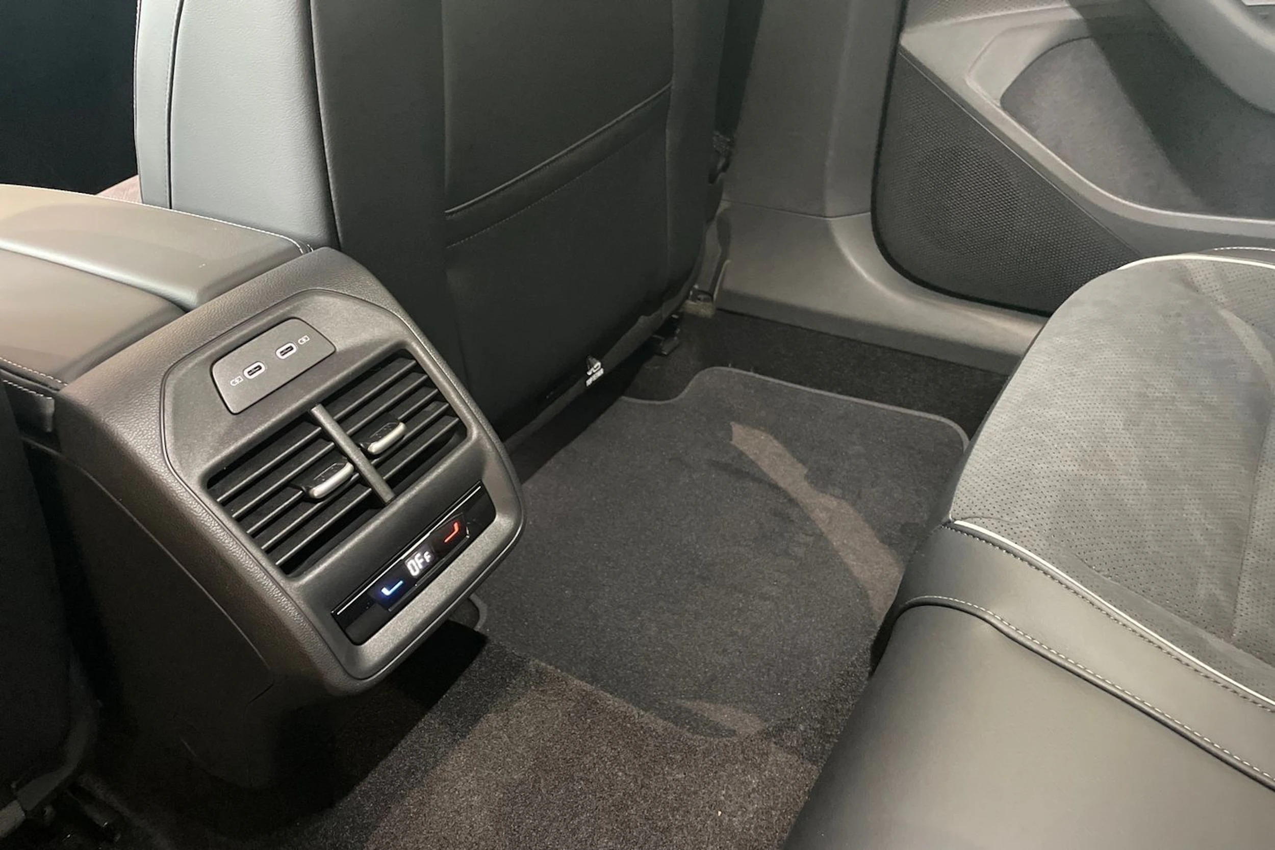 harmaa Volkswagen Passat 2026 kuva 12.