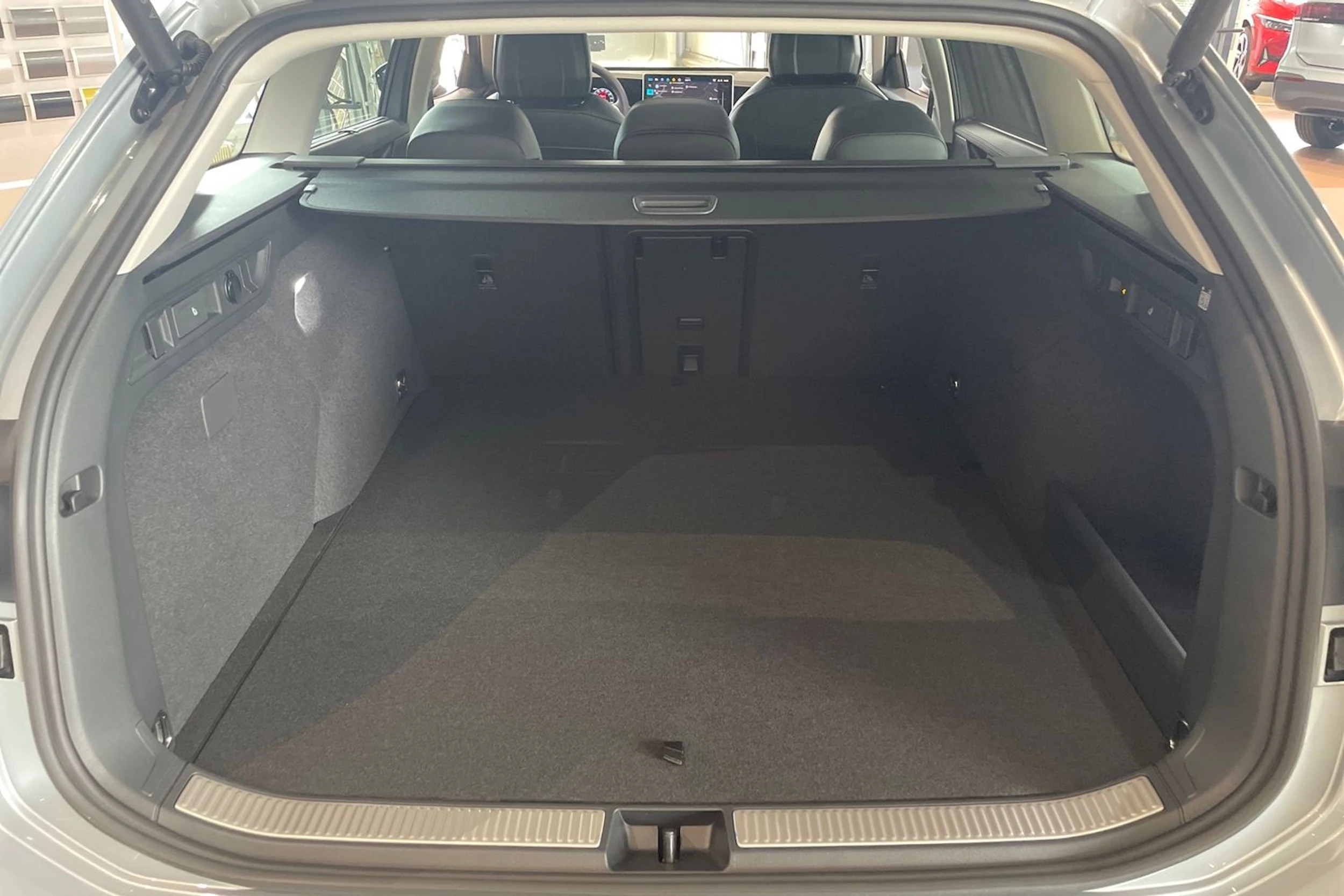 harmaa Volkswagen Passat 2026 kuva 15.